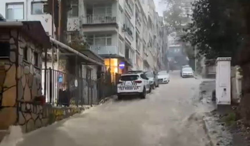 İstanbul'da sağanak alarmı: Sarıyer'de yollar göle döndü