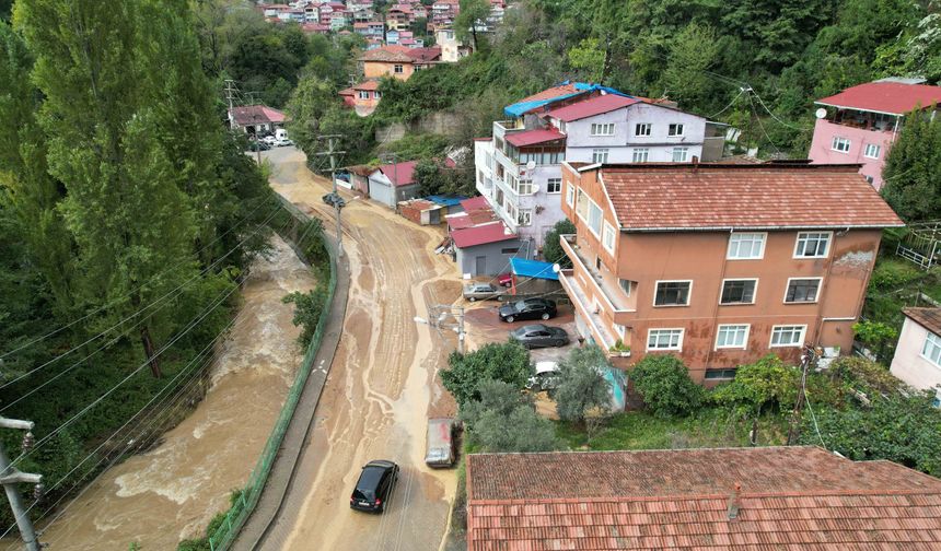 Zonguldak’ta heyelan yolu kapattı