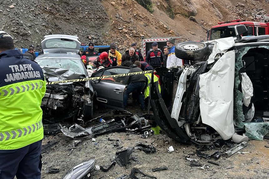 Uzungöl yolunda feci çarpışma: 7 yaralı!