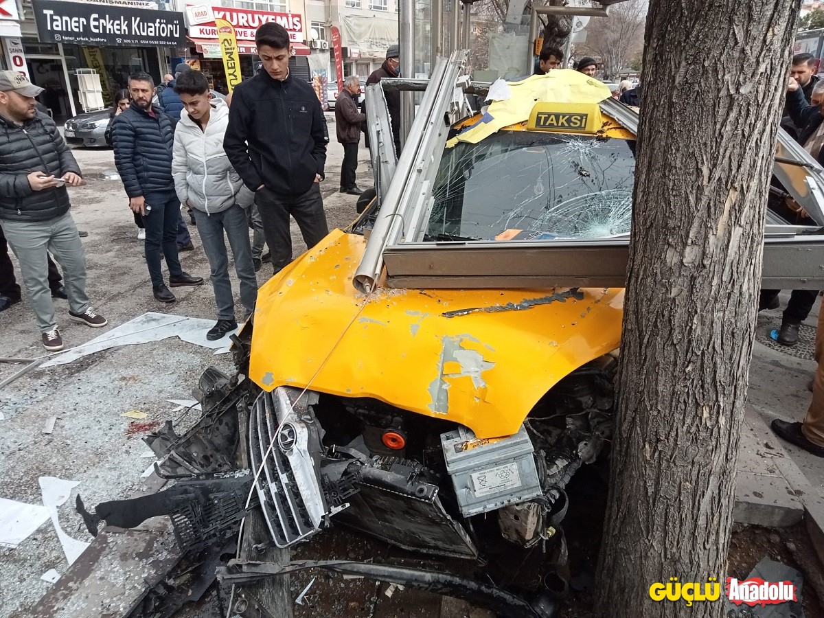 Ankara'da korkutan kaza (2)