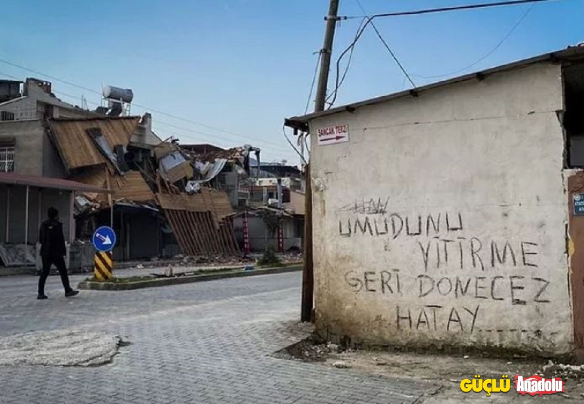 Depremin vurduğu şehirlerde duvar yazıları duygulandırdı