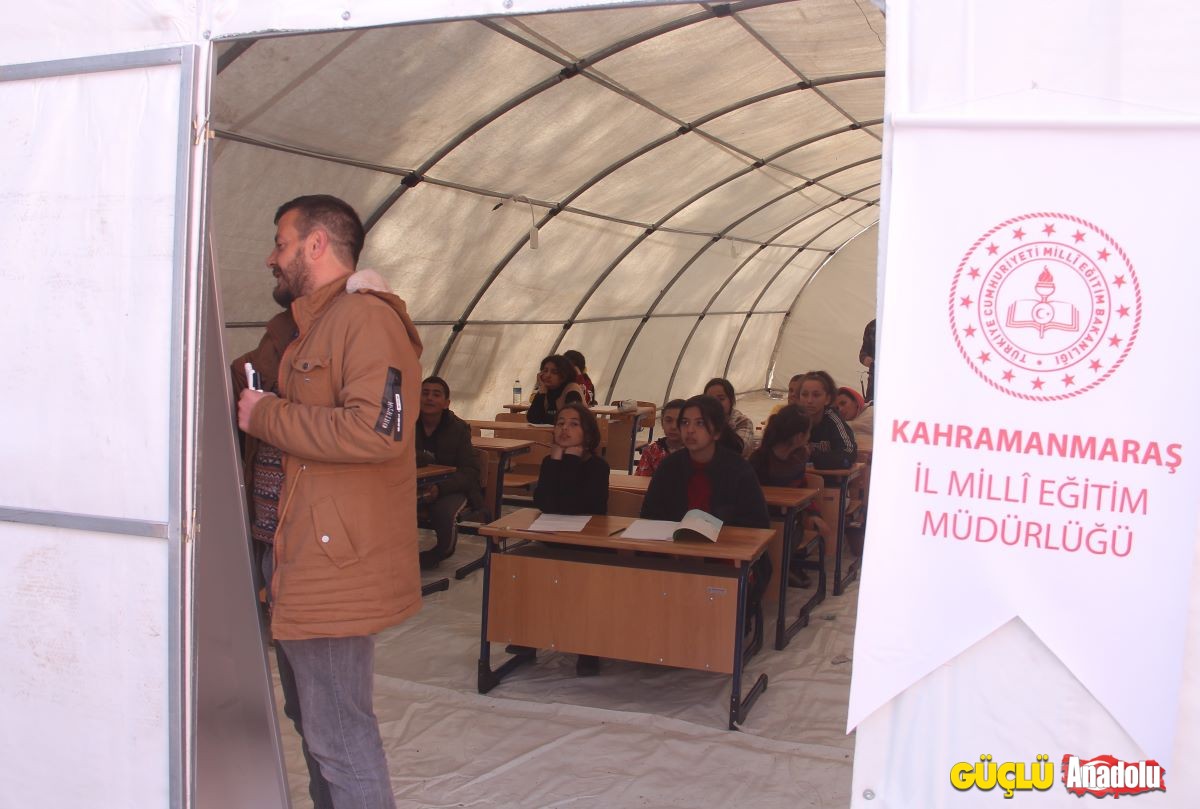 Depremzedeler çadır okullarda eğitime başladı (2)