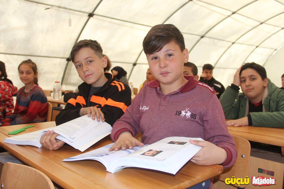 Depremzedeler çadır okullarda eğitime başladı (3)