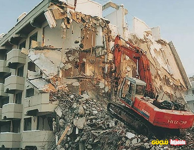 1999 Düzce depremi

12 Kasım 1999 Düzce Depremi, Düzce fayının hareketi sonucu oluşmuştur.
 
73 km. uzunluğunda olan bu fayın 30 km.lik batı bölümü 17 Ağustos 1999 depreminde kırılmış bulunuyordu. 12 Kasım 1999 depremi ise fayın 43 km. uzunluğundaki doğu bölümünün kırılması sonucunda oluşmuştur.
 
Bu deprem, 17 Ağustos 1999 depremine neden olan KAF'ın kuzey kolunu oluşturan fayların en doğusunda bulunan segmenti üzerinde gerçekleşmiştir.
 
12 kasım 1999 depremi, 17 Ağustos 1999'daki kırılmaların Düzce fayının doğu bölümünü tetiklemesi sonucu gelişmiştir.
 
Deprem kırığının doğu bölümünü sağ yönlü doğrultu atımlı, Efteni gölü bölümü ise oblik faylanma mekanizmasını yansıtır. Kırık üzerinde ölçülebilen maksimum sağ yönlü yer değiştirme 410+/- cm., eğim atım ise 300 cm. dolayındadır.