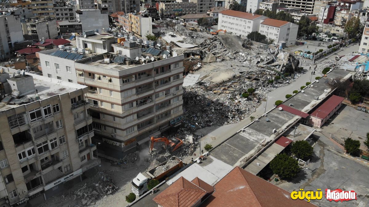 Kahramanmaraş merkezli depremlerde Hatay’ın İskenderun ilçesinde yıkılan yapıların enkazı kaldırılıyor.
