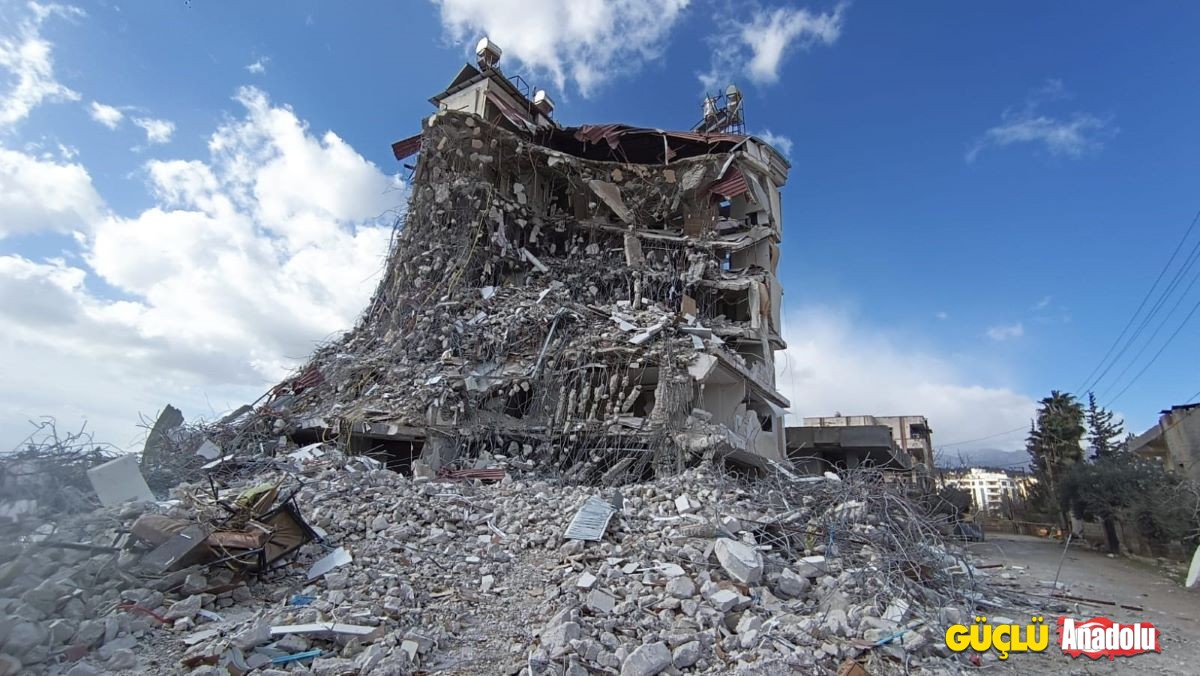 Kahramanmaraş merkezli 6 Şubat'ta meydana gelen depremlerde Gaziantep’in İslahiye ilçesinde yıkılan binaların enkazları kaldırılıyor.