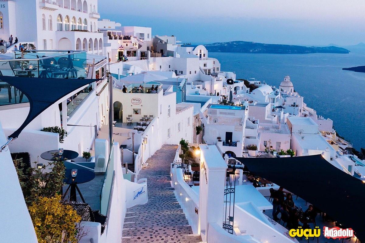 YUNANİSTAN
Yunanistan, dinlenmek için mükemmel bir yerdir. Ülkenin daha küçük adalarındaki gök mavisi kubbeler beyaz badanalı binaların tepesinde, kapıları ve kapıları o kadar parlak renklerle boyanmış ki fotoğraflanmak için adeta yalvarıyor. 