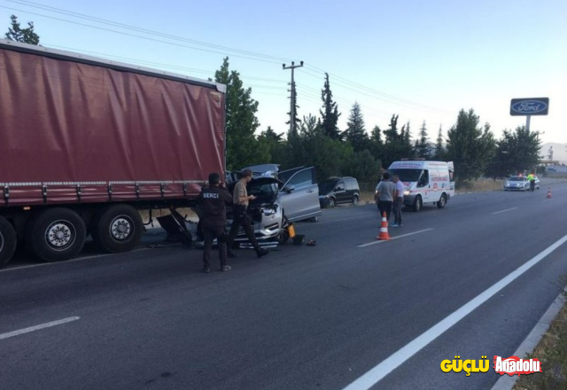 sarkici-tan-tasci-ve-menajeri-kaza-gecirdi-16213286_3687_m