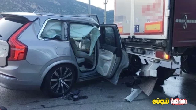 sarkici-tan-tasci-ve-menajeri-kaza-gecirdi-16213286_8836_o