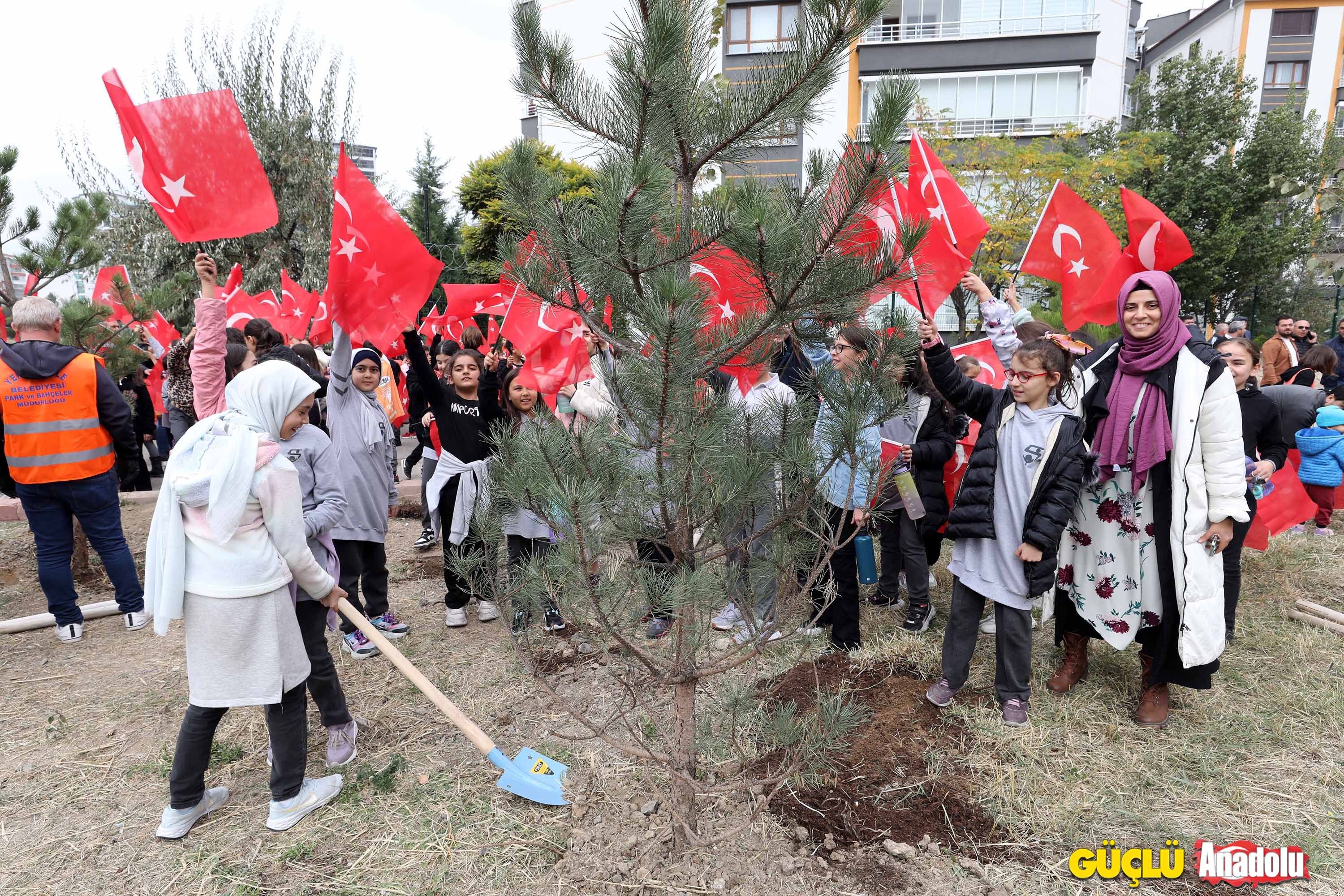 Yaşar öğrencilerle ağaç dikti4