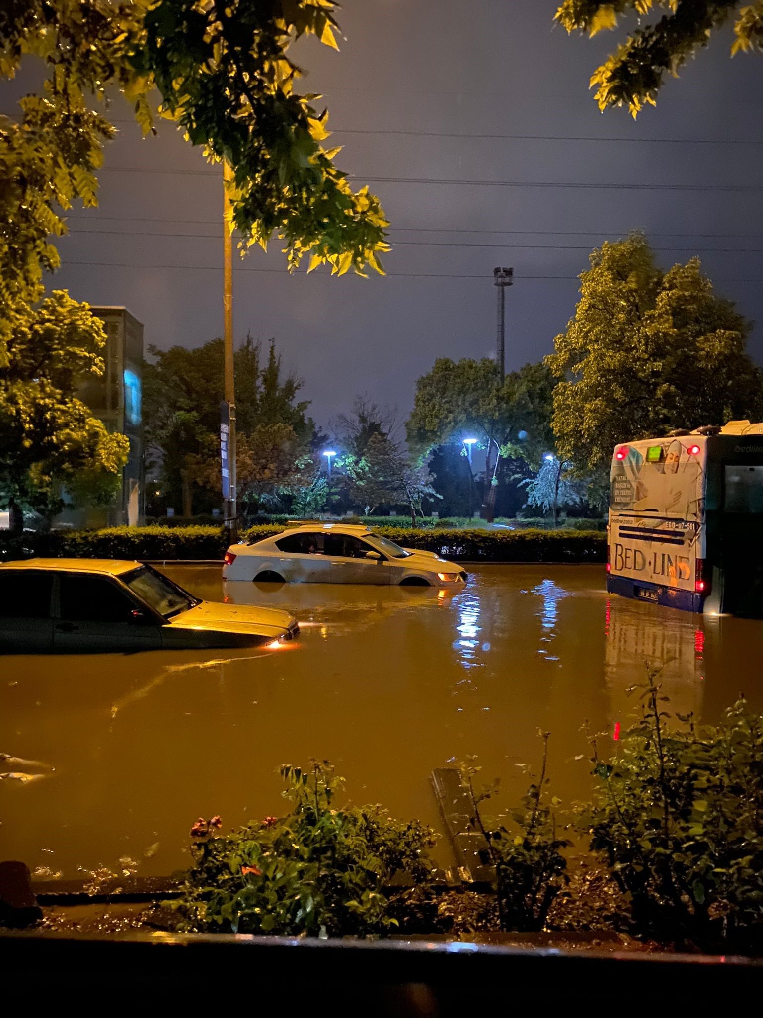 Ankara'da sağanak hayatı felç etti: Araçlar sular altında kaldı