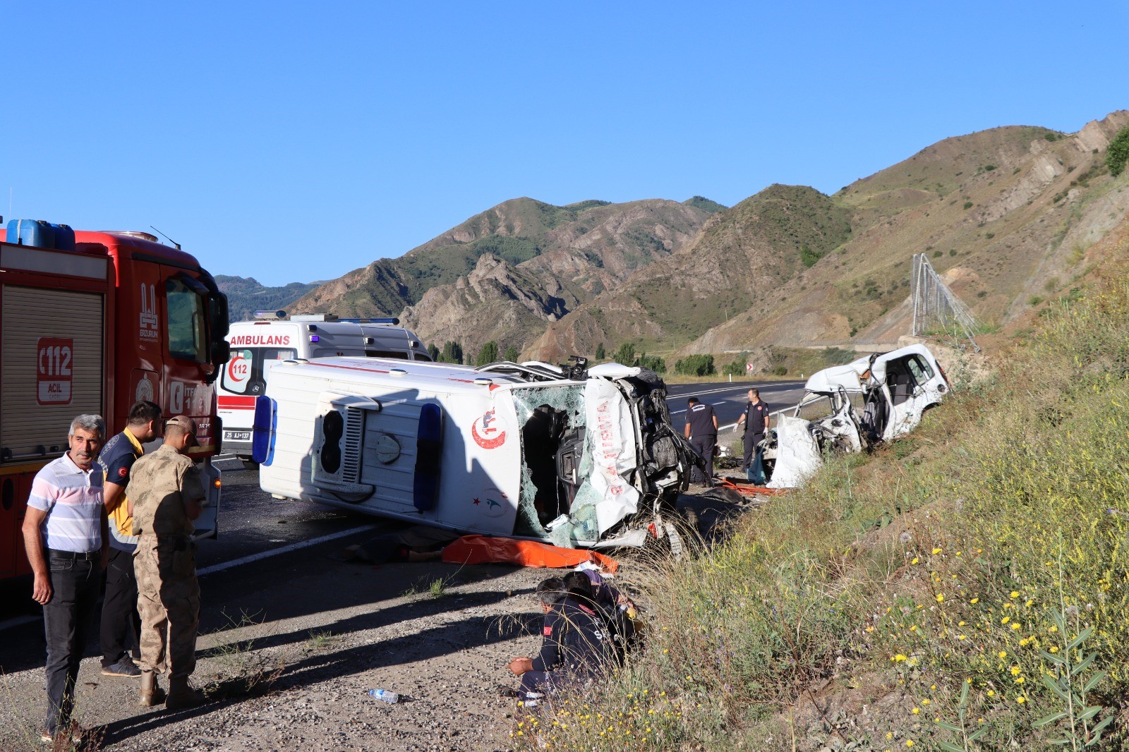 Erzurum'da Ambulans Ile Araba Çarpıştı 2