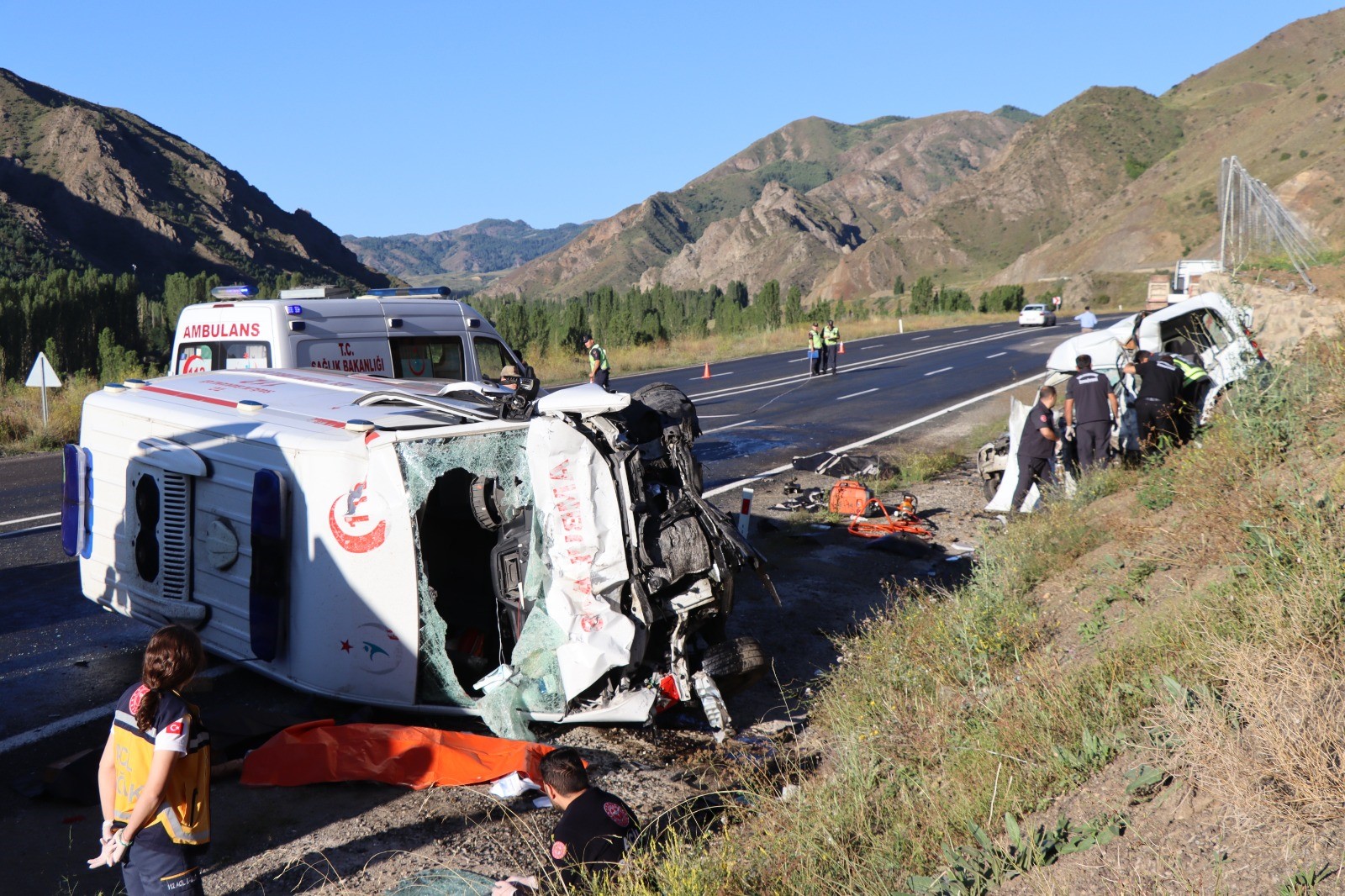 Erzurum'da Ambulans Ile Araba Çarpıştı 3