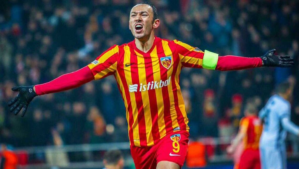 Umut Bulut Futbolu Bıraktı