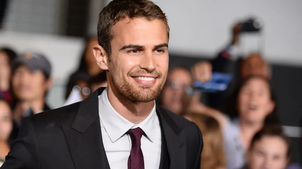 Theo James Kimdir