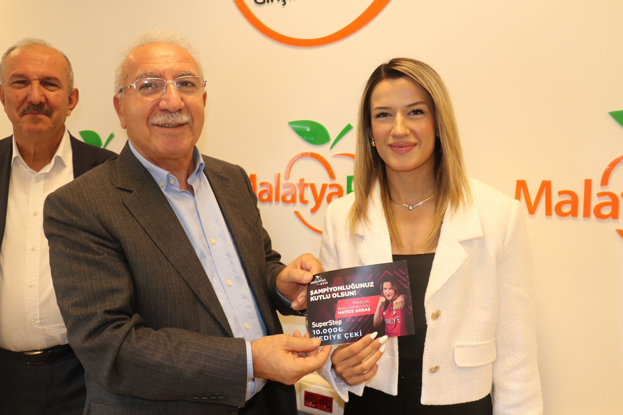 Hatice Akbaş’a Malatya'dan Ödül (2)