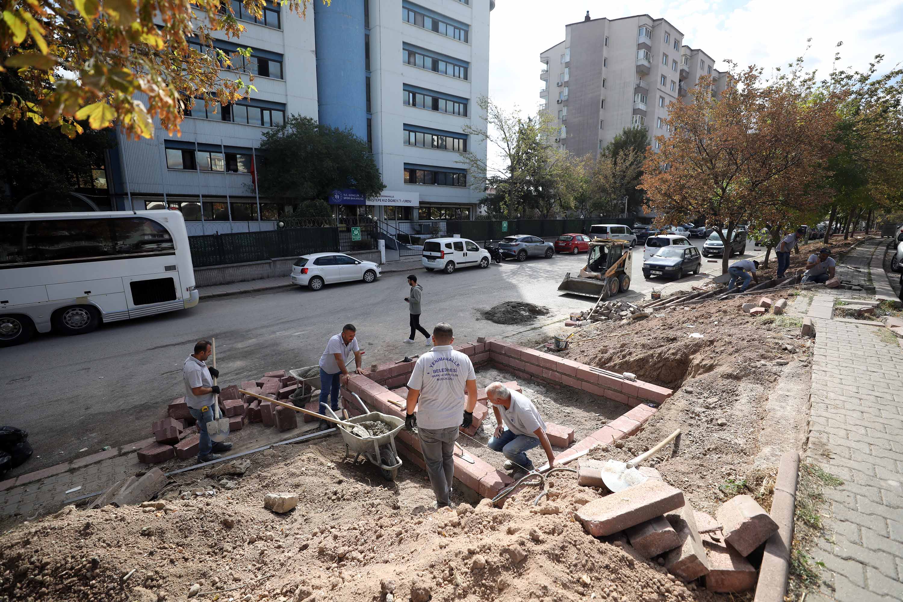 Yenimahalle'de Parklara Detaylı Bakım (2)