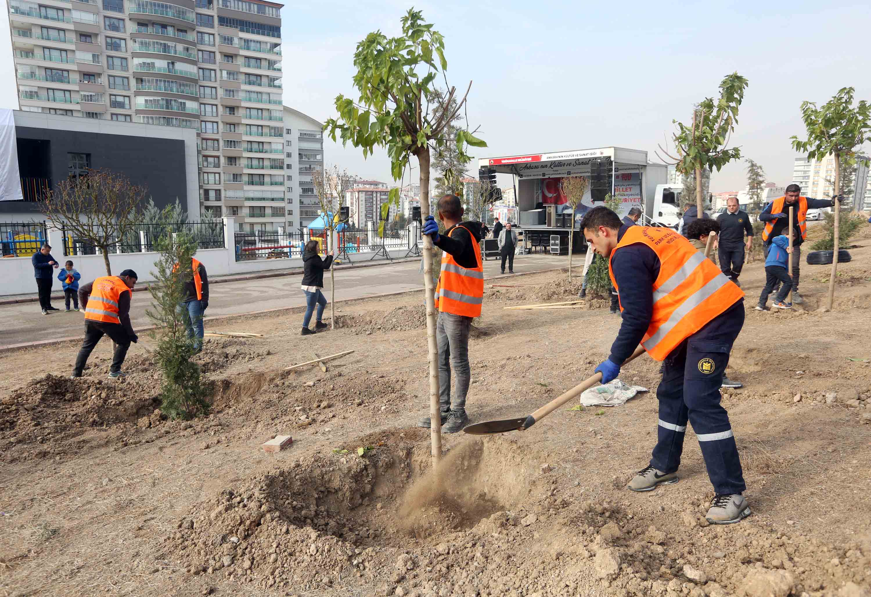 Yenimahalle’de 200 Ağaç Toprakla Buluştu (2)