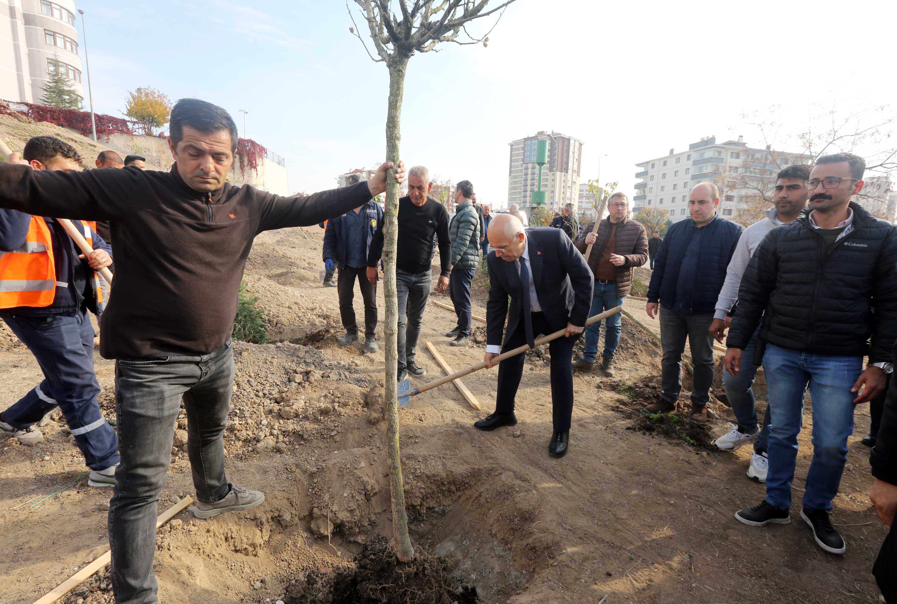 Yenimahalle’de 200 Ağaç Toprakla Buluştu (3)