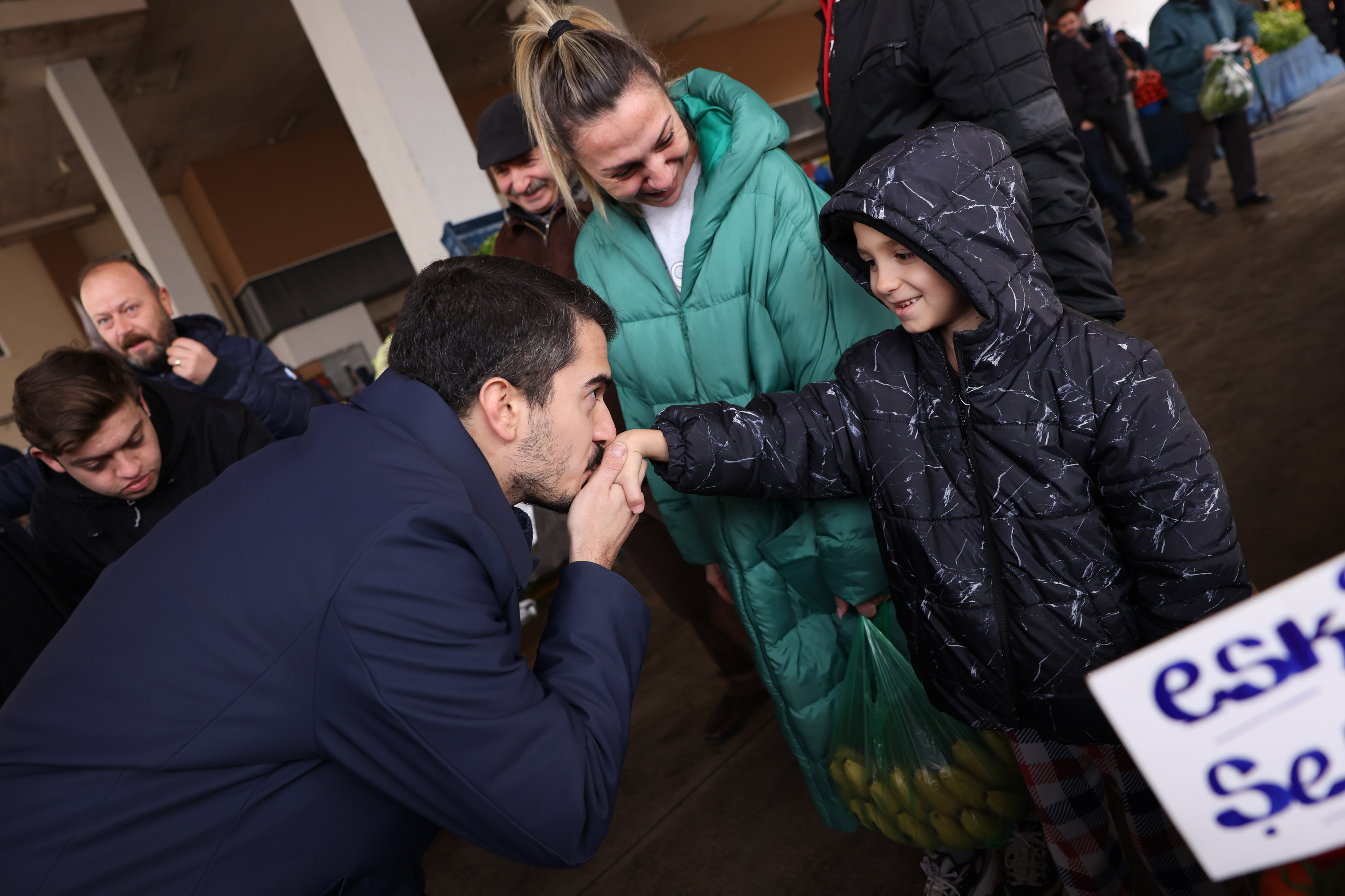 Başkan Güner Esat Pazarı’nda Vatandaşlarla (3)