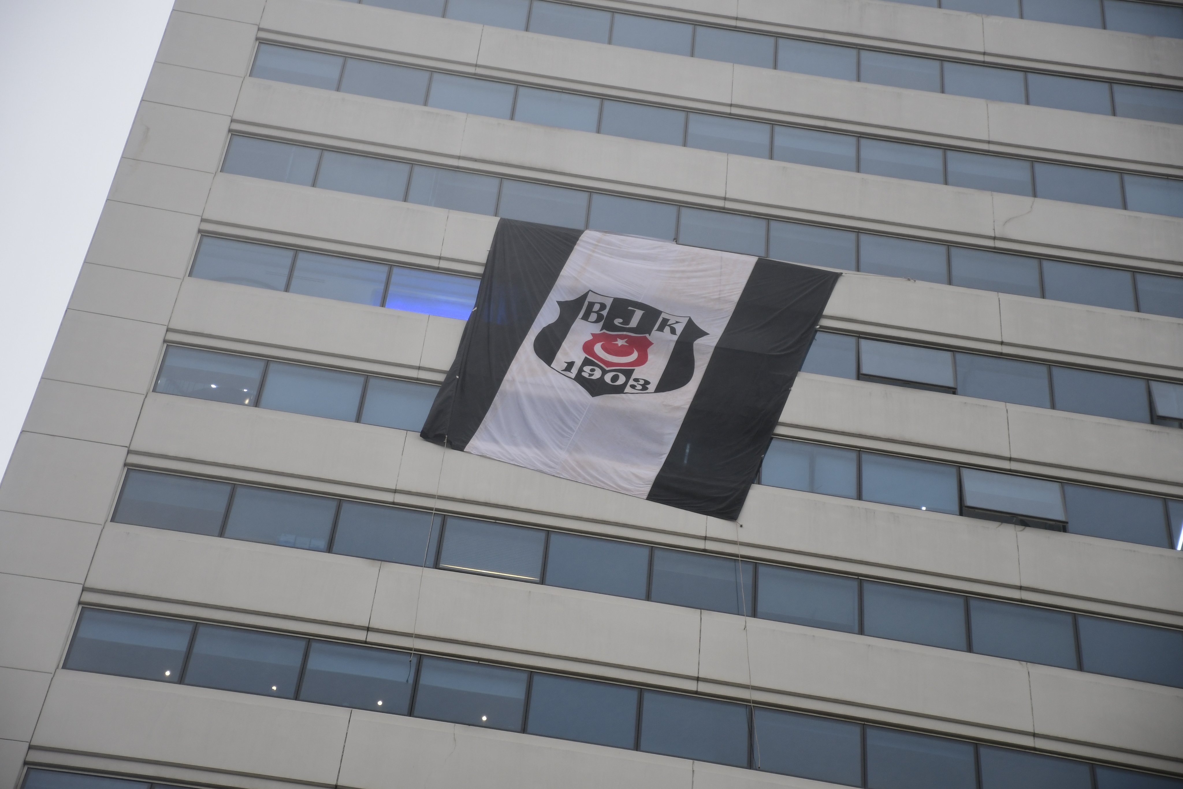 Beşiktaş Arması, Süleyman Seba Spor Kompleksi'ne Asıldı 2