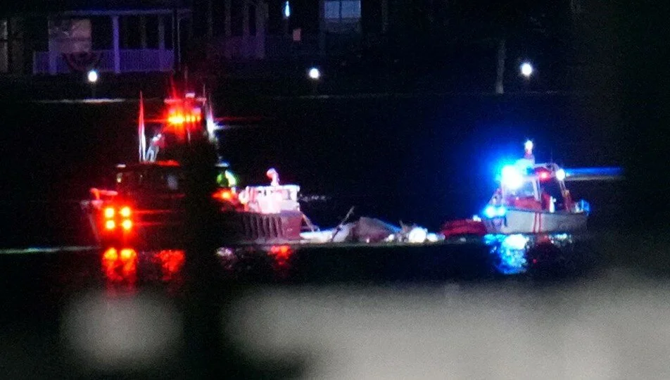 Abd'de Uçak Ve Helikopter Çarpıştı (3)