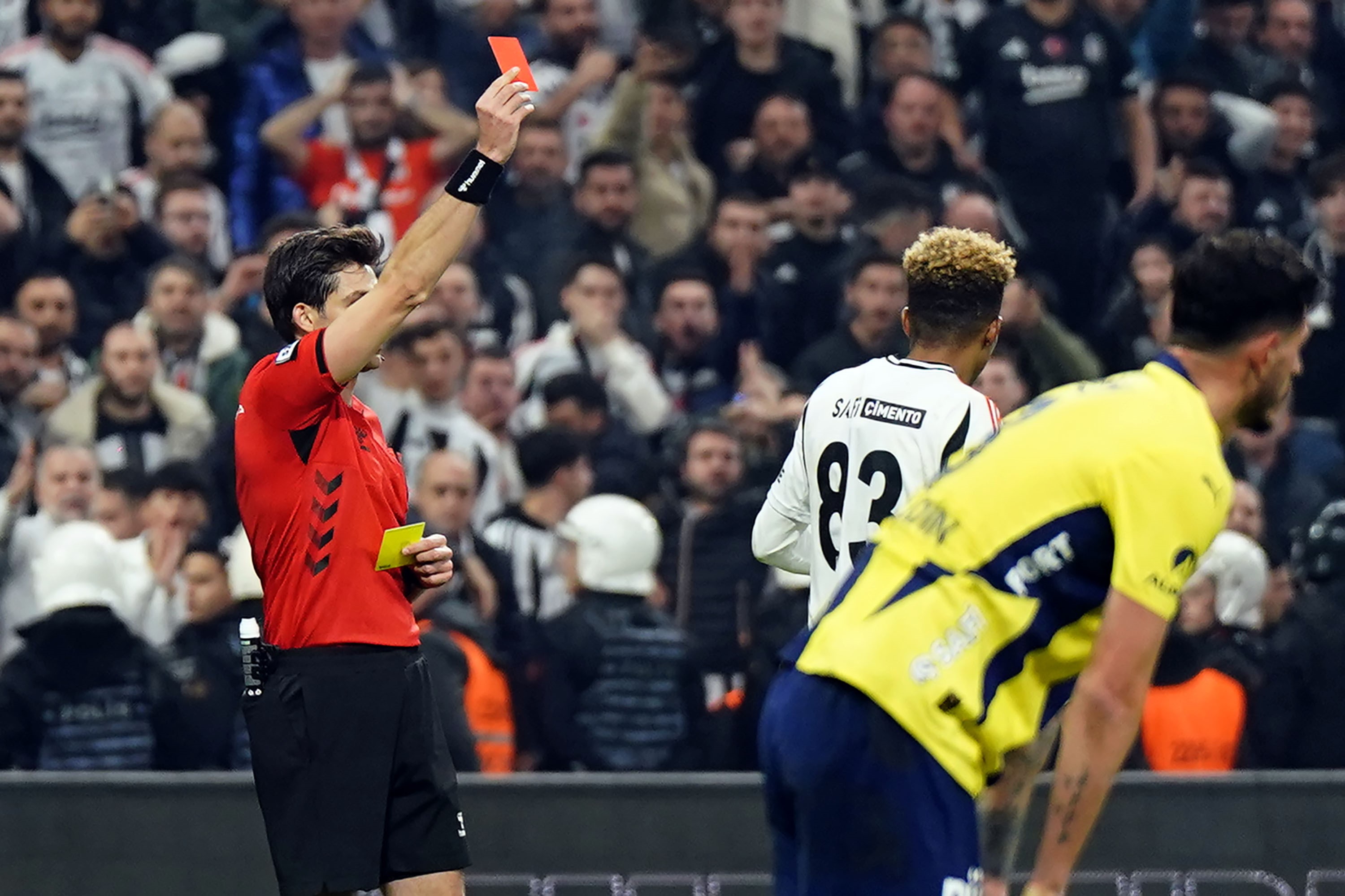 Beşiktaş, Fenerbahçe kırımızı kart
