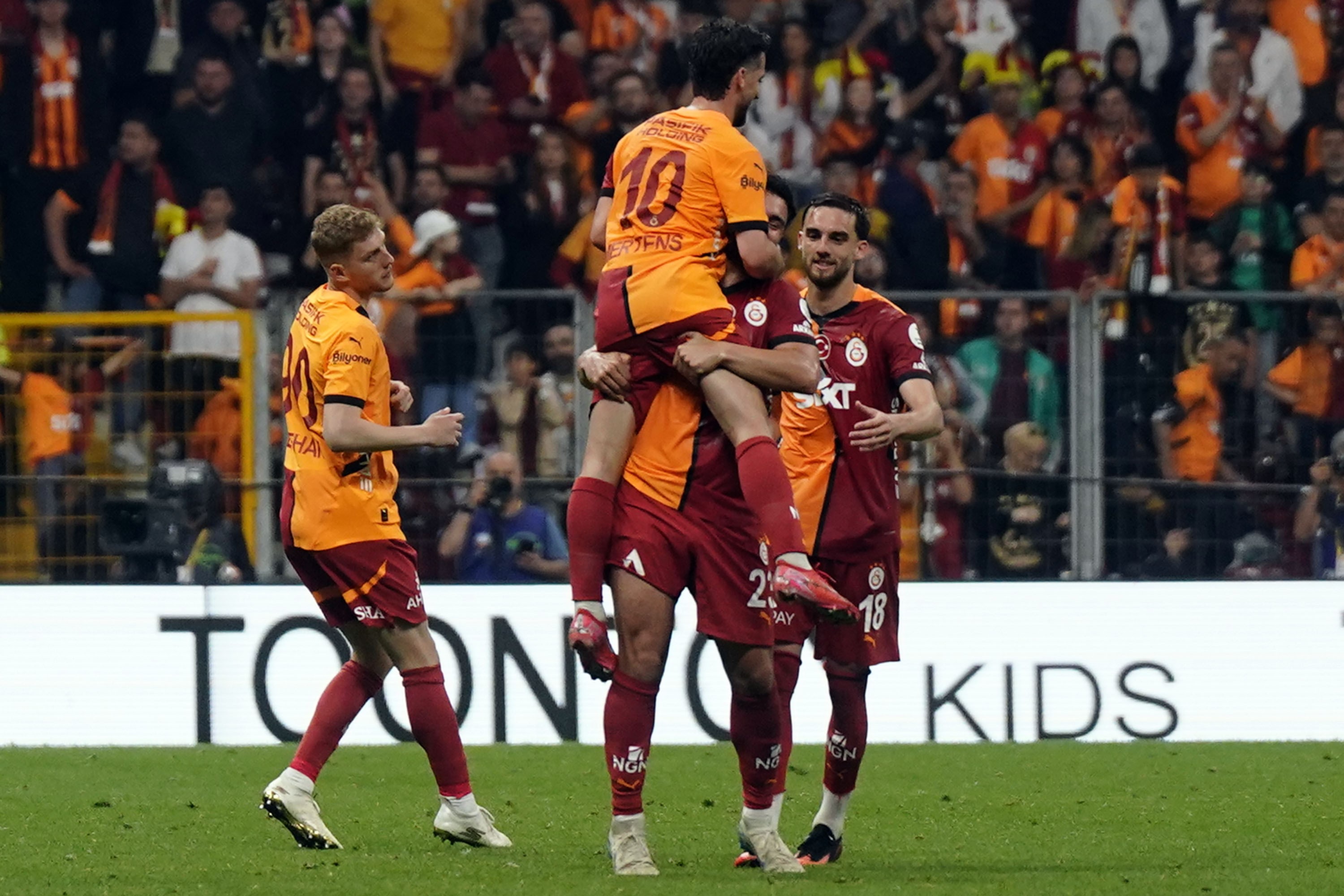 Şampiyon Galatasaray Sezonu 95 Puanla Tamamladı!
