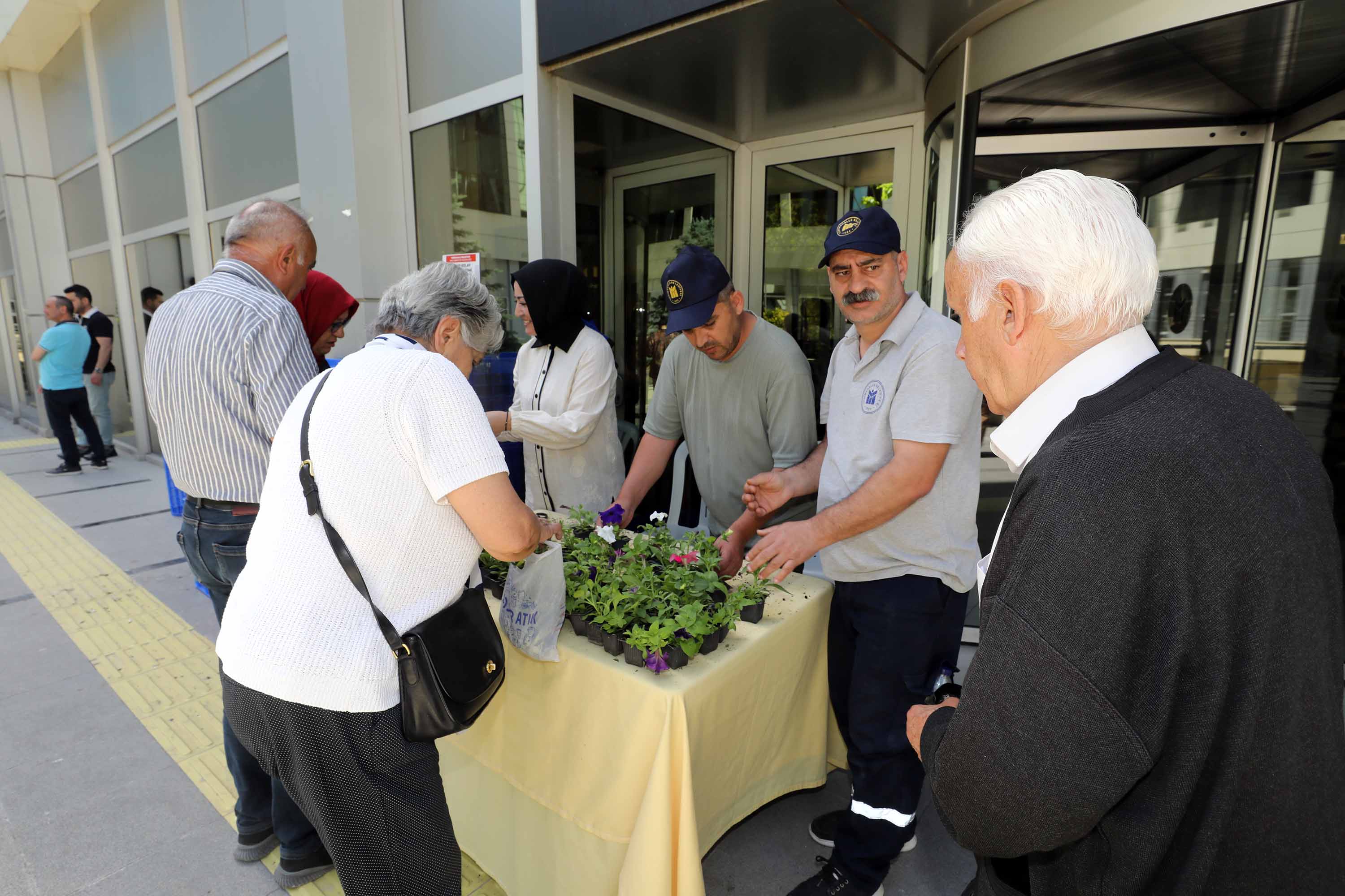 Yenimahalle’de Vergi Ödeyene Çiçek Hediyesi (1)