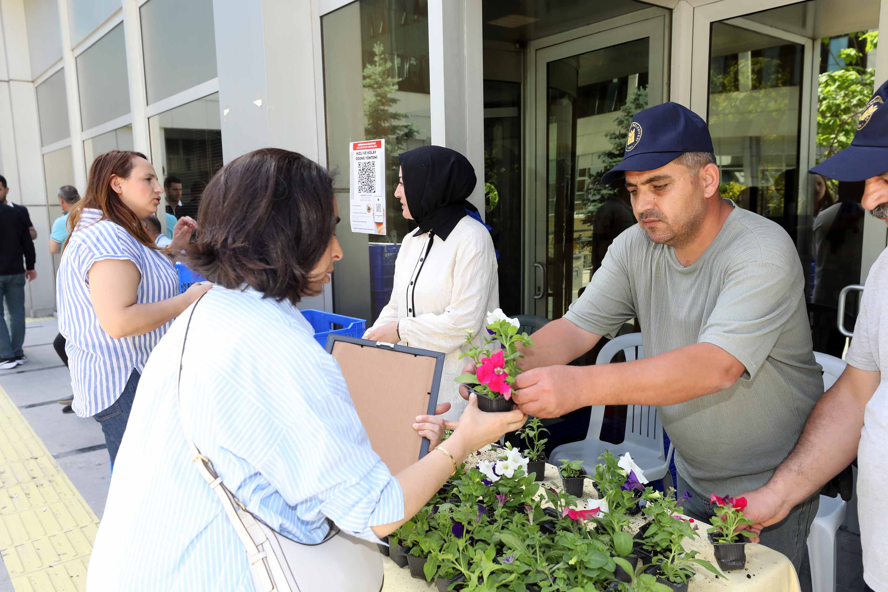 Yenimahalle’de Vergi Ödeyene Çiçek Hediyesi (3)