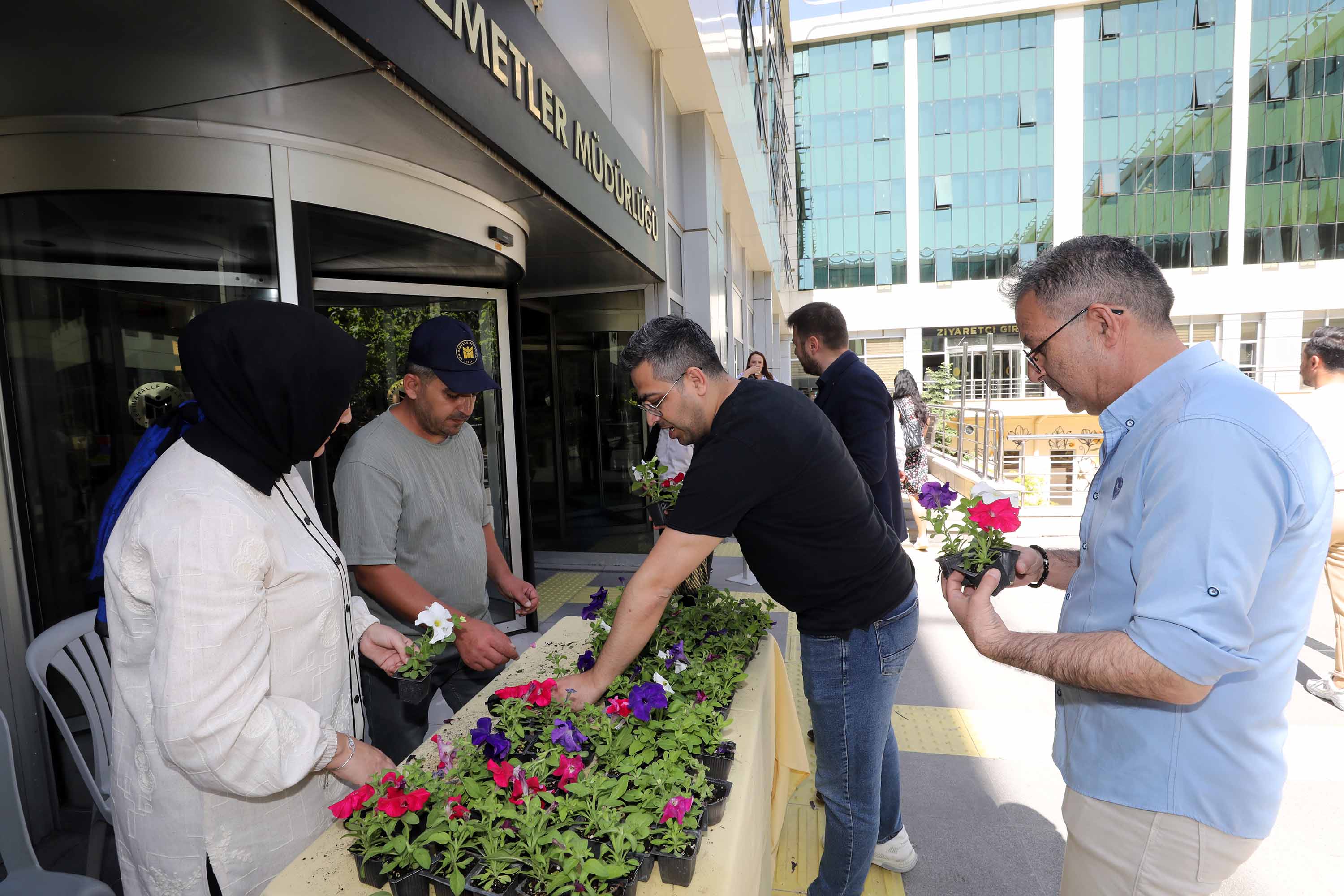Yenimahalle’de Vergi Ödeyene Çiçek Hediyesi (4)