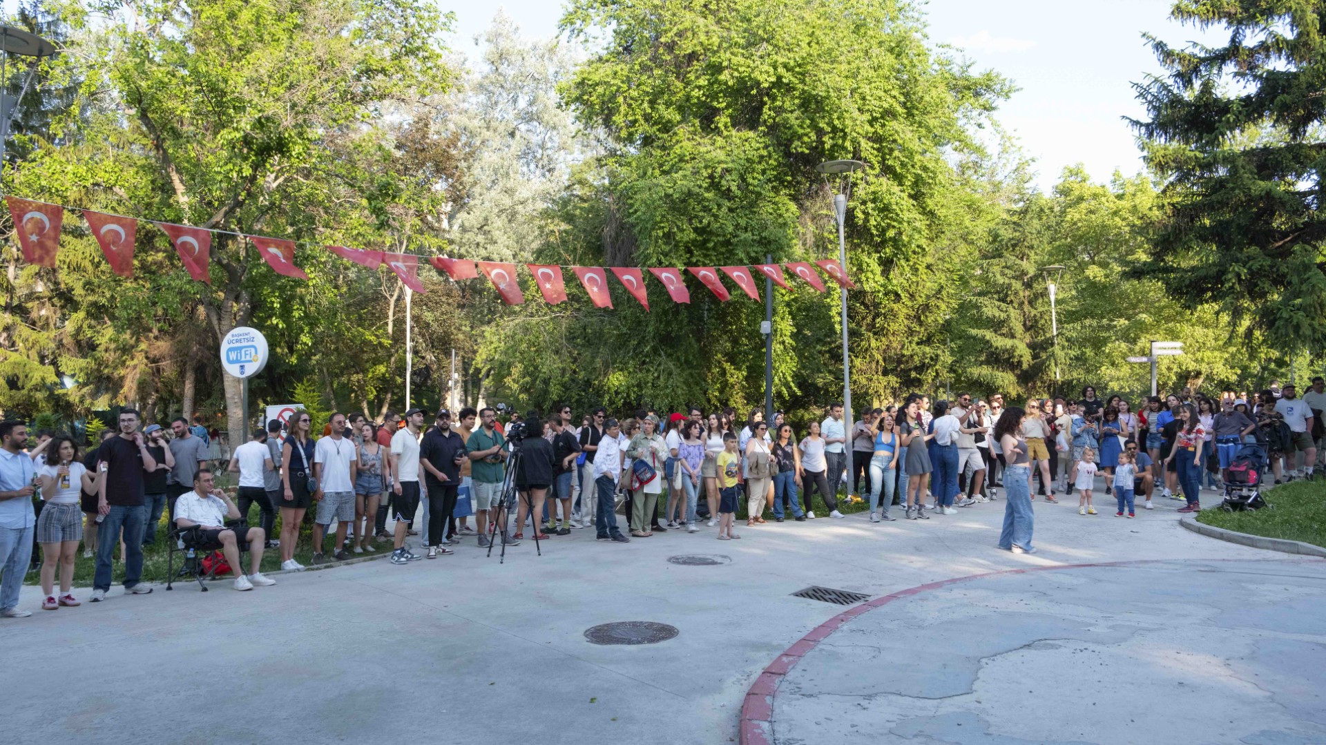 Abb’ni̇n Parklarinda Renkli̇ Yaz Akşamlari (4)