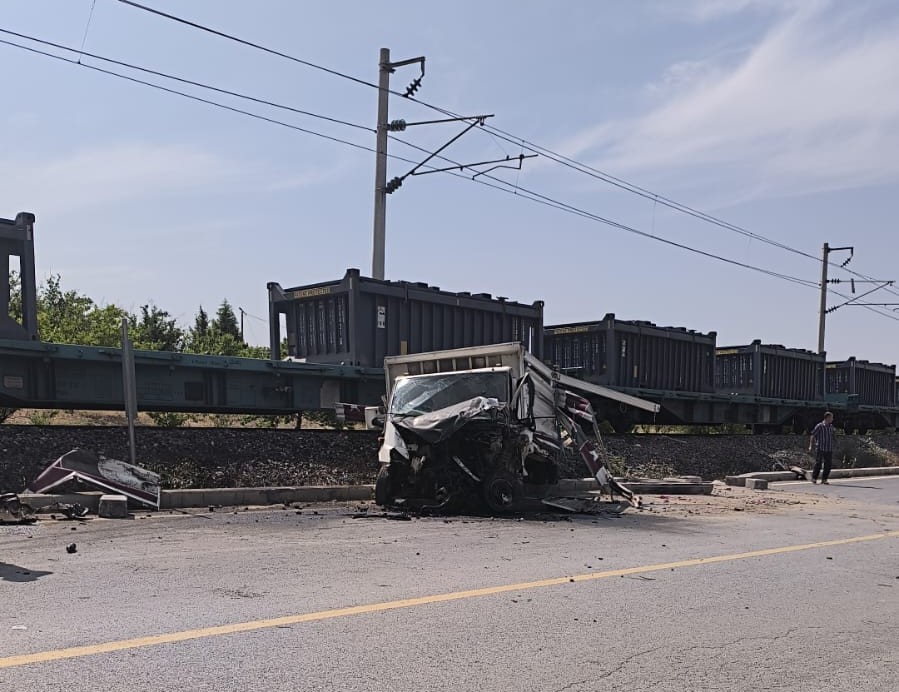 Malatya’da Tren Hemzemin Geçitte Kamyonete Çarptı (3)