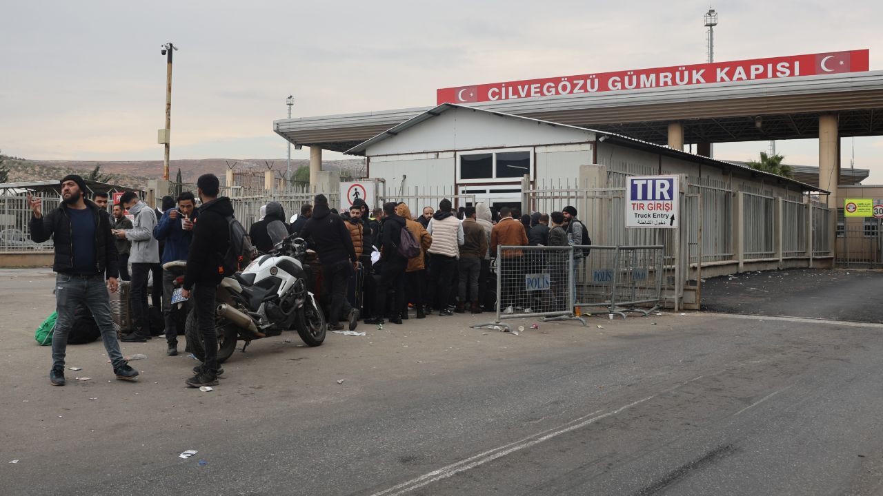 Turkiyede Yasayan Suriyeliler Donuyor Cilvegozune Akin Ettiler 17336564791197