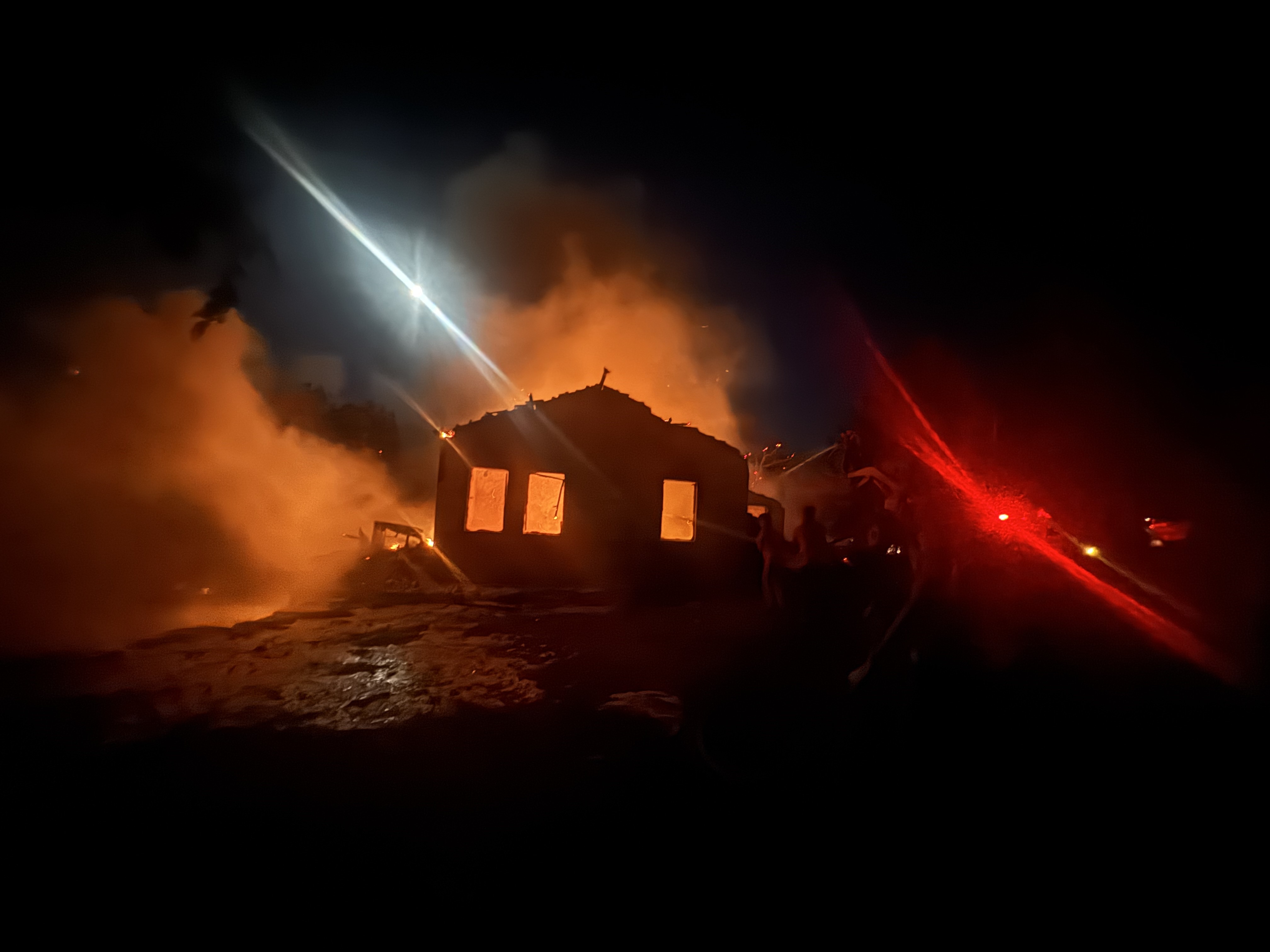 Antalya’da kereste fabrikasının lojmanı alev alev yandı - 4