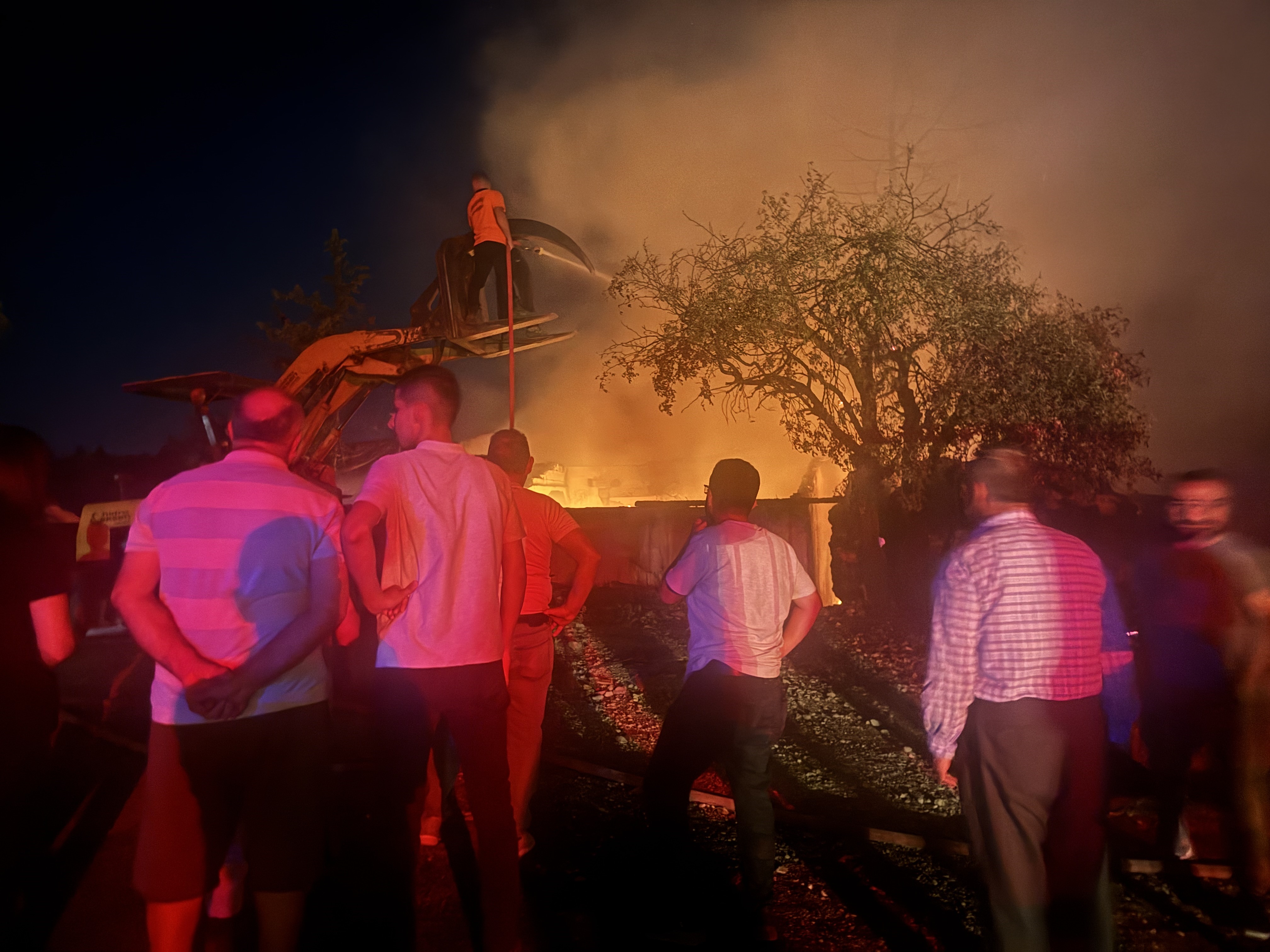 Antalya’da kereste fabrikasının lojmanı alev alev yandı - 2