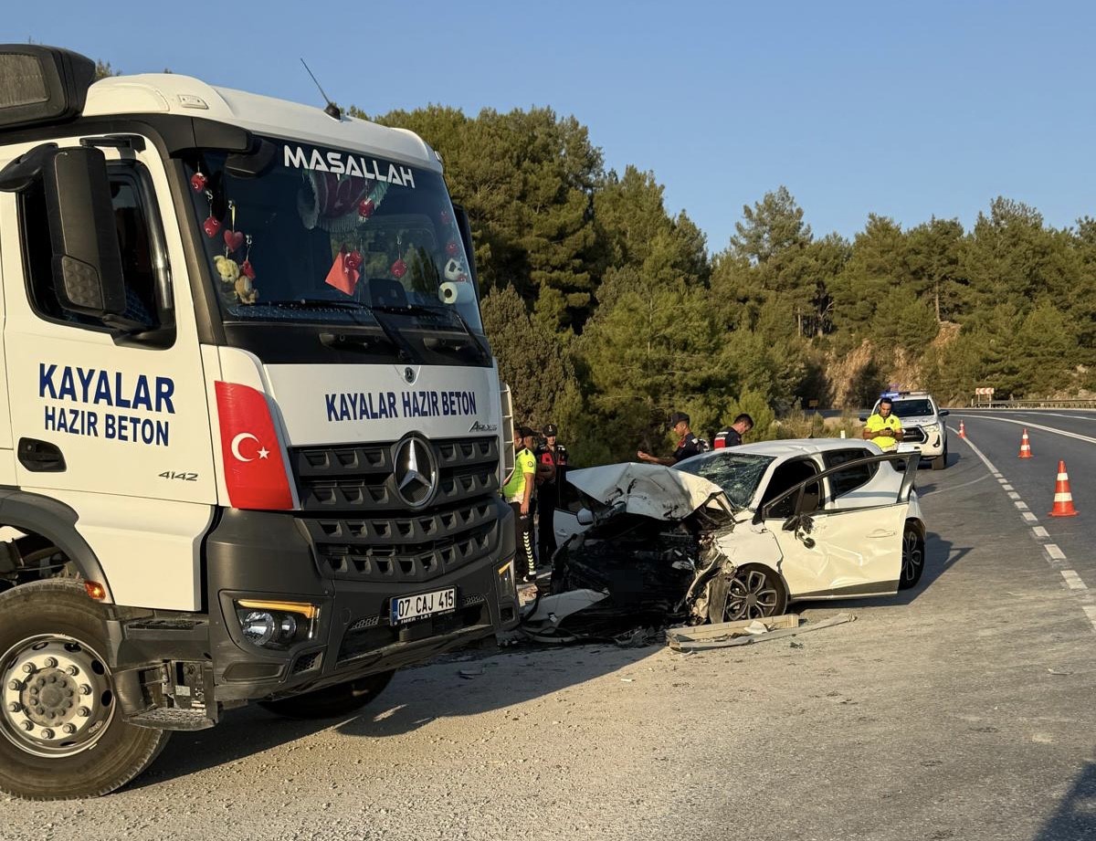 Antalya’da Otomobil Ile Beton Mikseri Çarpıştı (3)