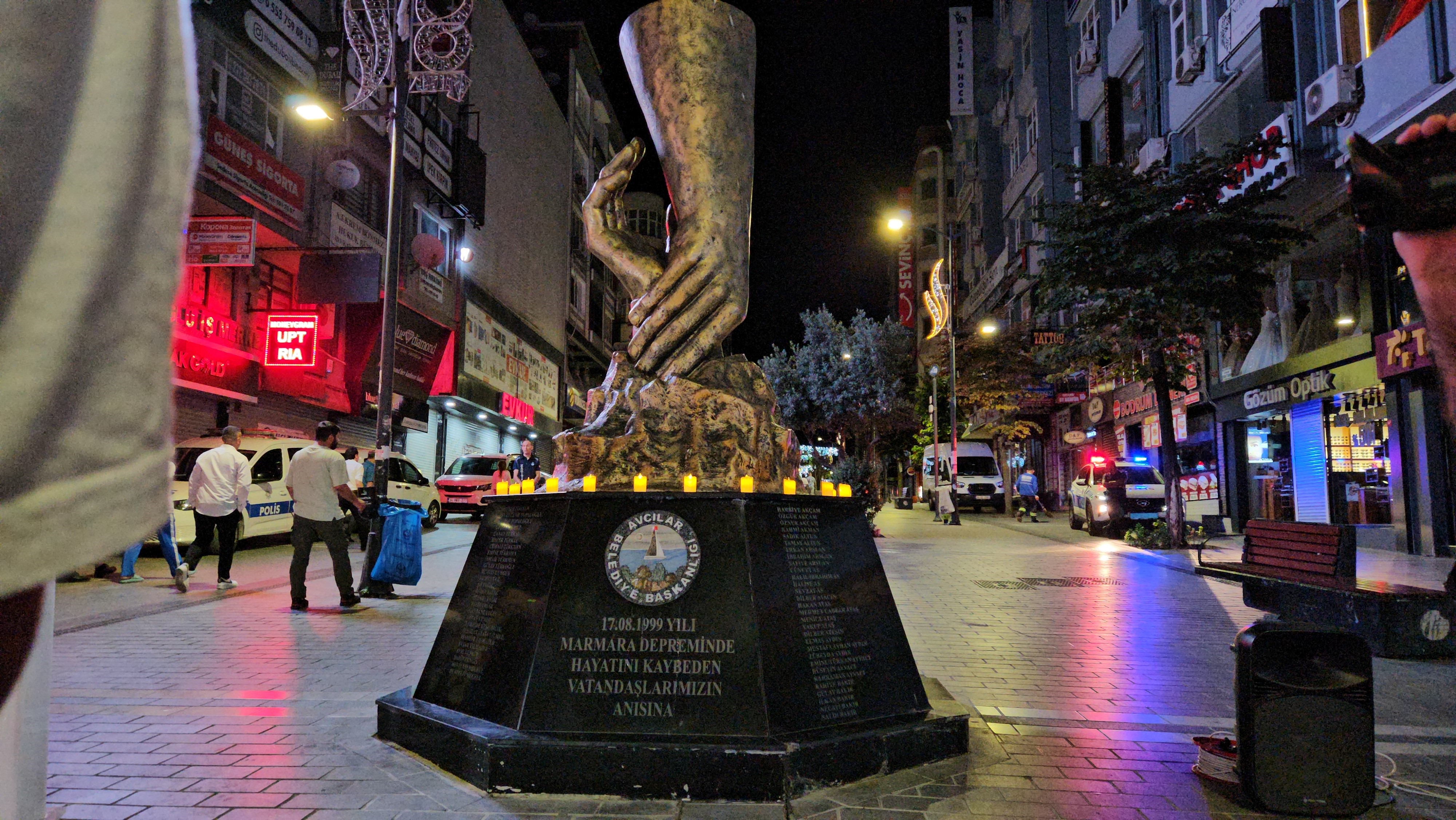 Avcılar'da Marmara Depremi'nde Hayatını Kaybedenler Anıldı (2)