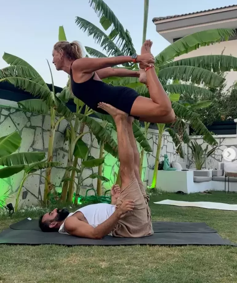 Pınar Altuğ’un Yoga Pozu (1)