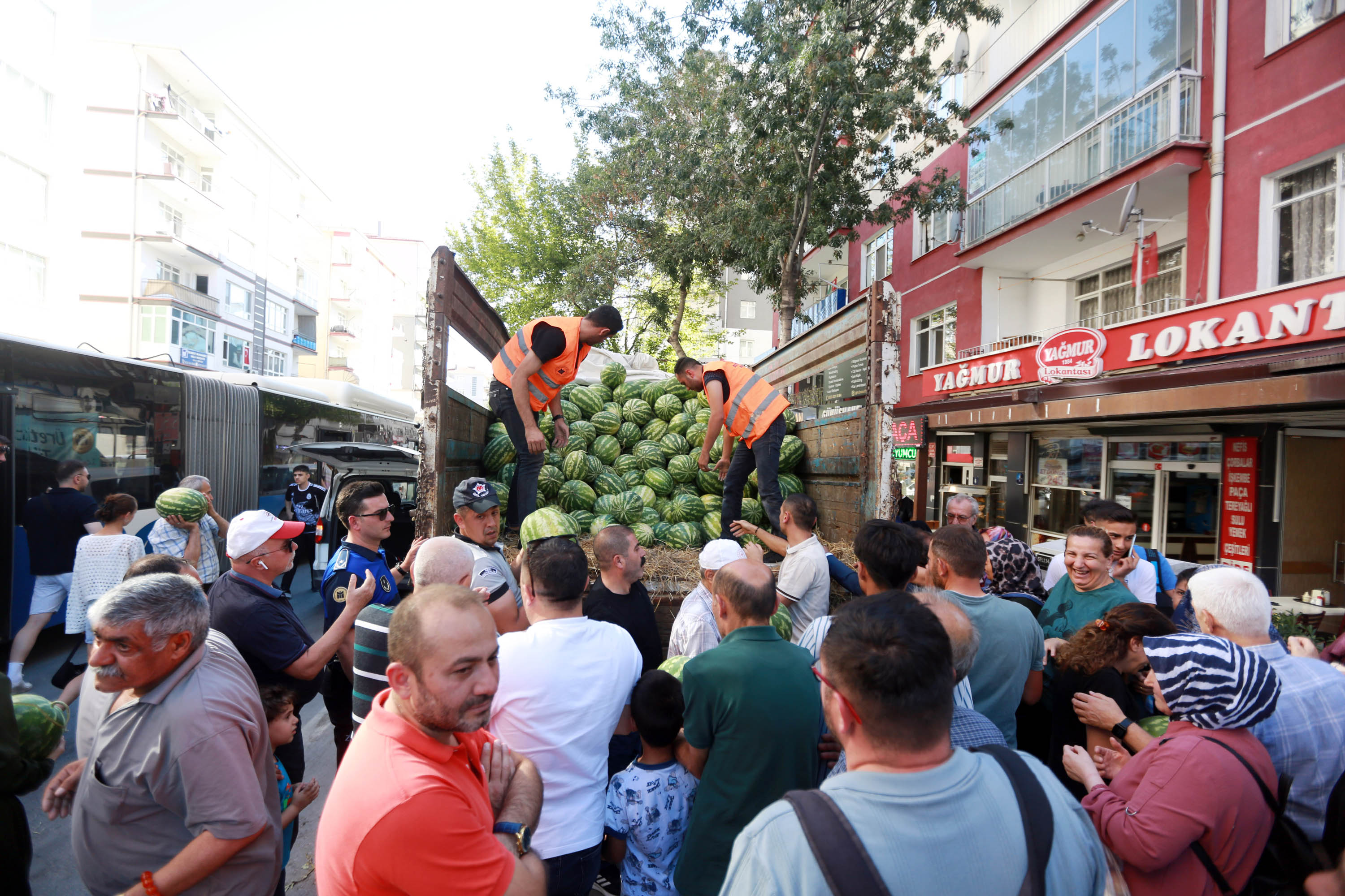 Yenimahalle Belediyesi Üretici Ve Tüketiciyi Destekledi (1)