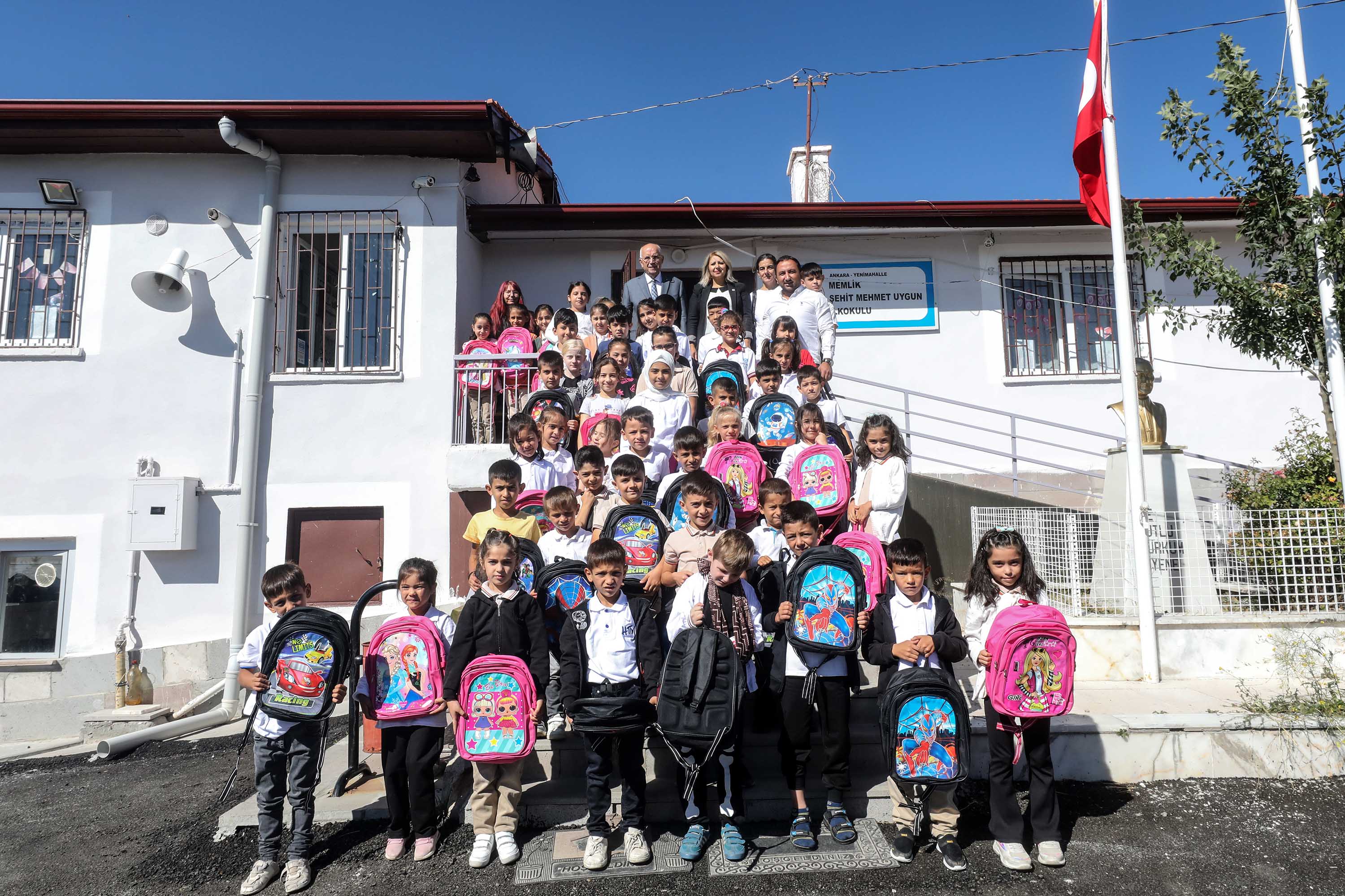 Yenimahalle’de Öğrencilere Kırtasiye Desteği (2)