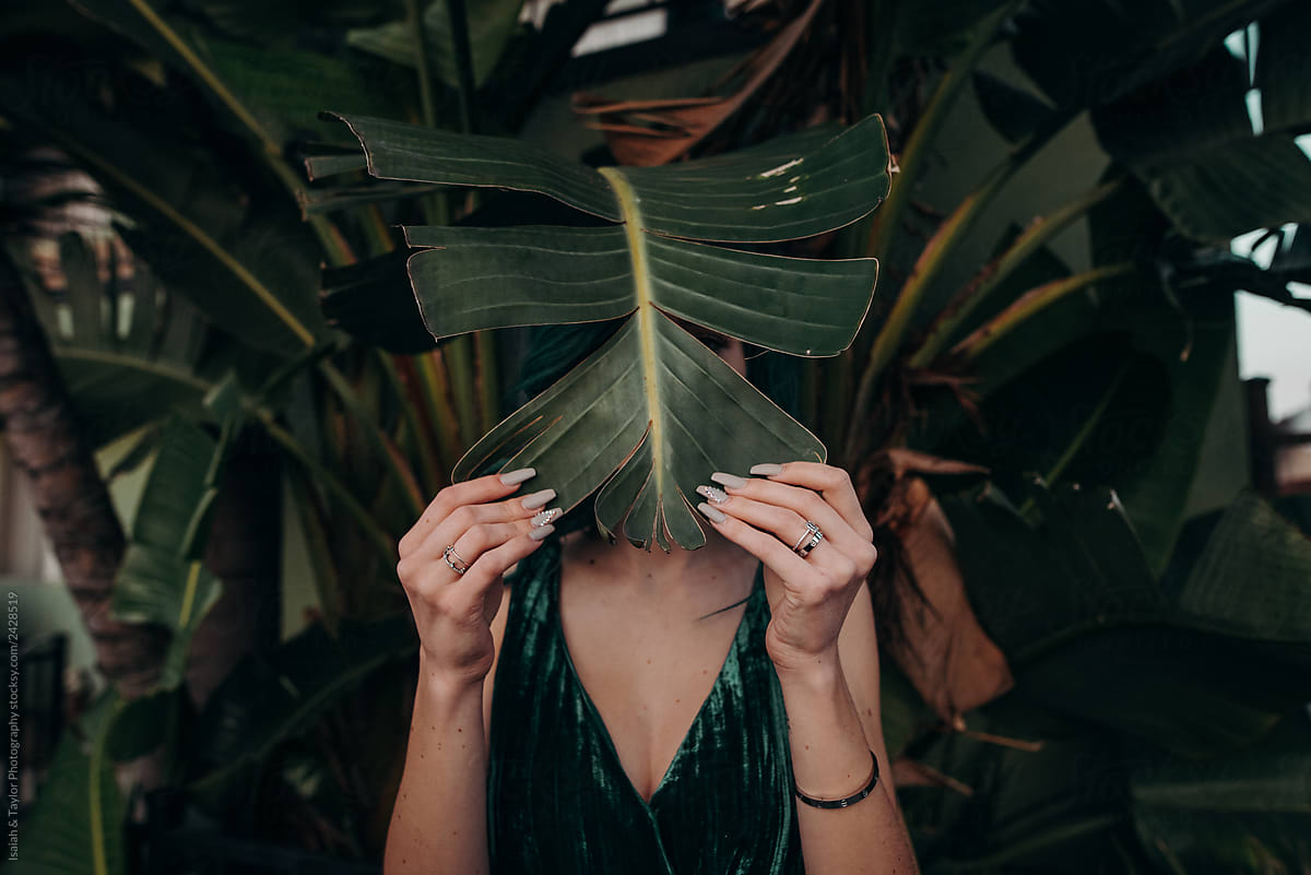 Yüzünü Gizleyen Dekolteli Fenomen (1)