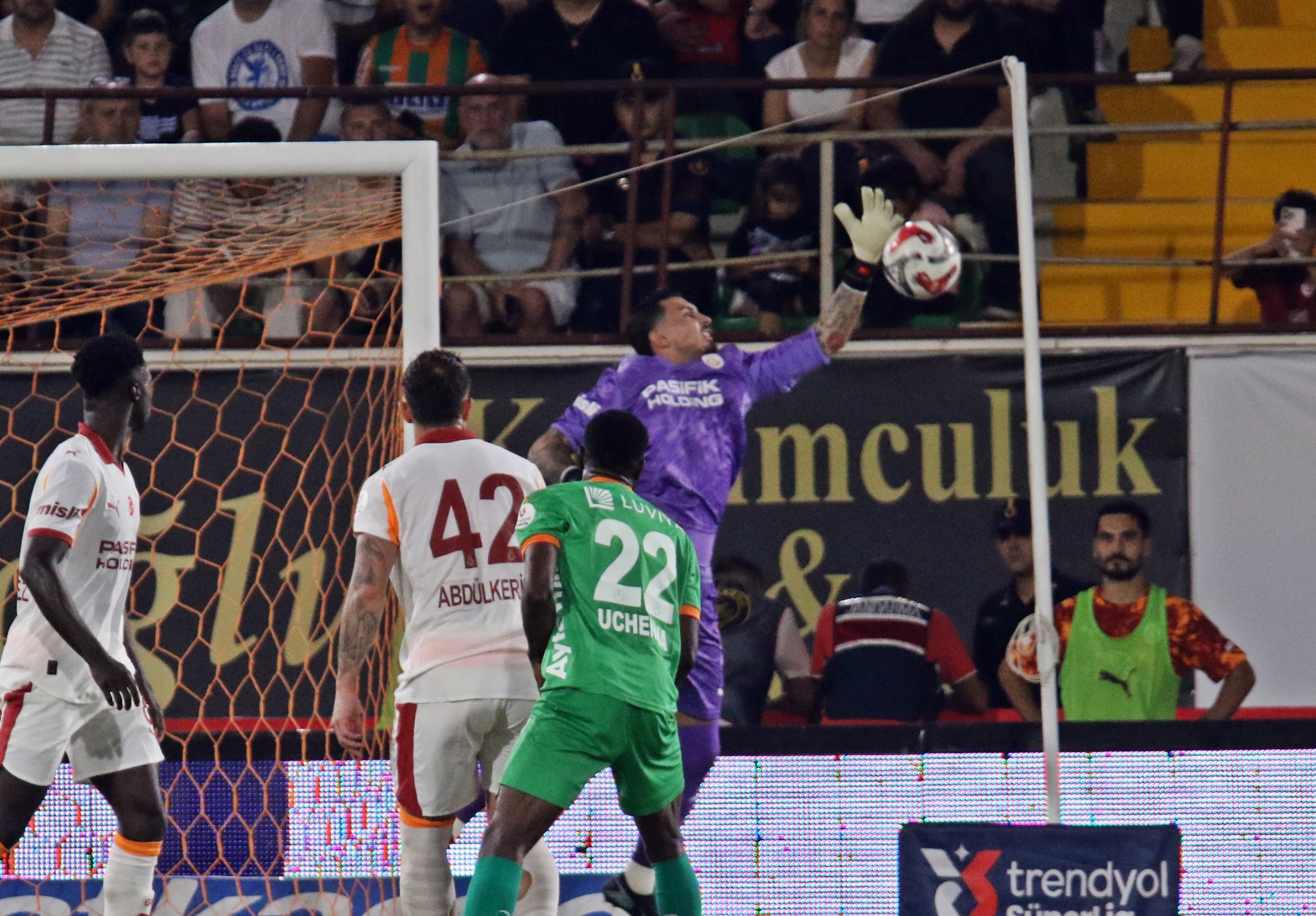 Uğurcan Çakır'dan kritik kurtarış