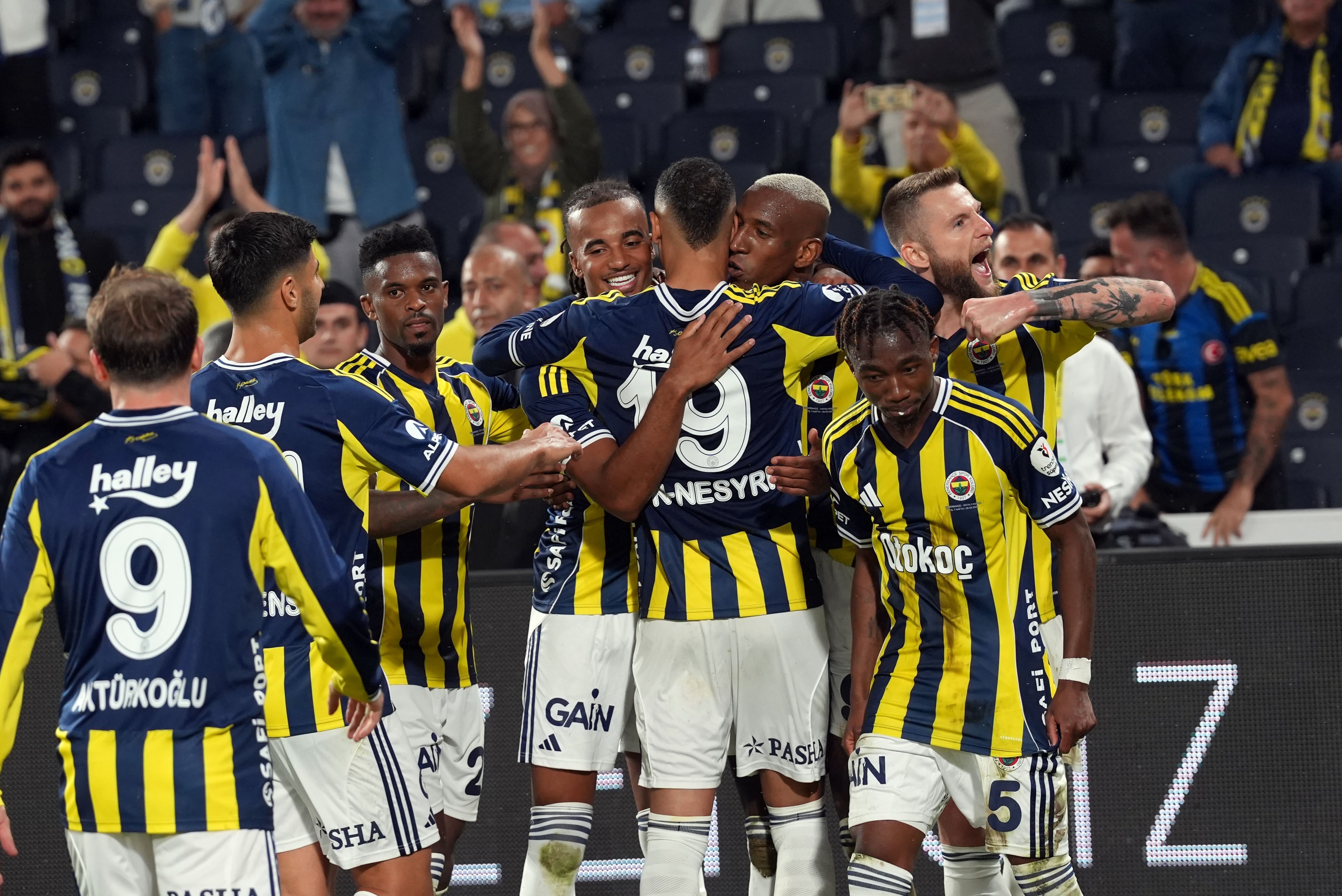 Fenerbahçe, kötü gidişatı Antalyaspor galibiyetiyle sonlandırdı