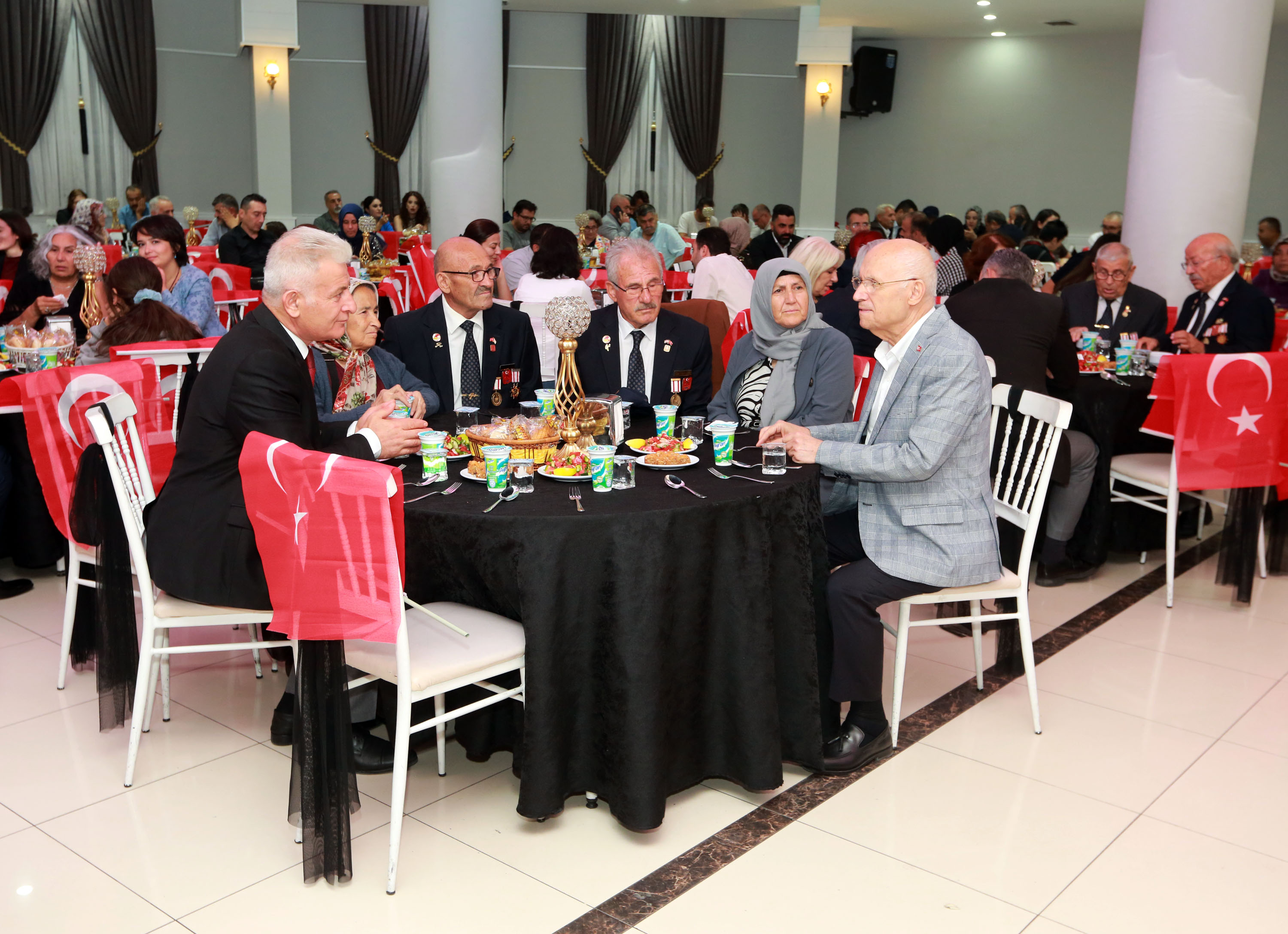 Başkan Fethi Yaşar Yenimahalleli Gazilerle Buluştu (3)