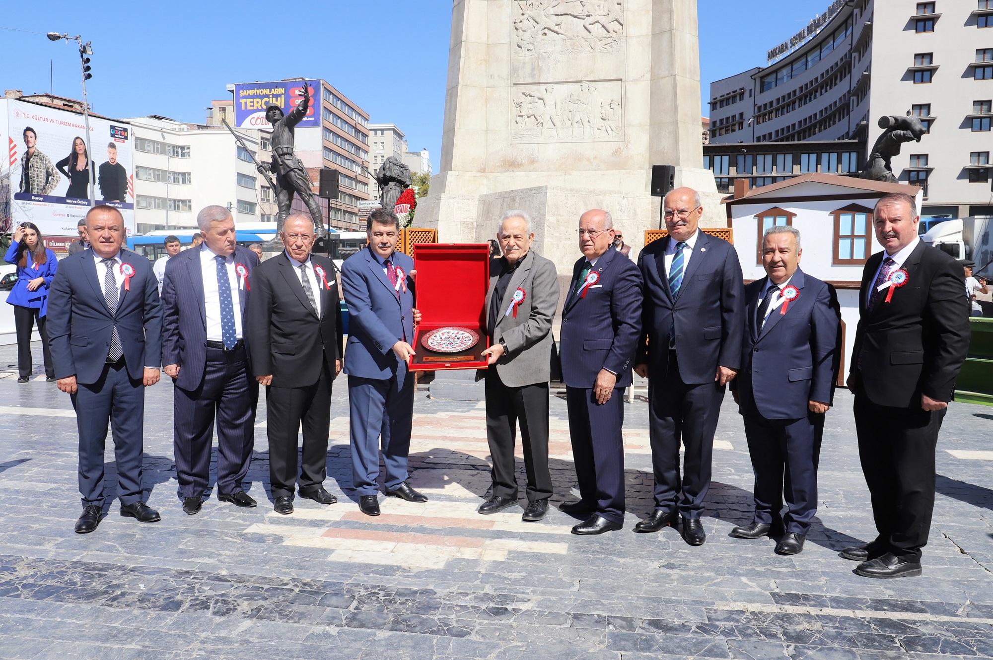 İli̇n Ahi̇si̇ne Plaket Takdi̇mi̇