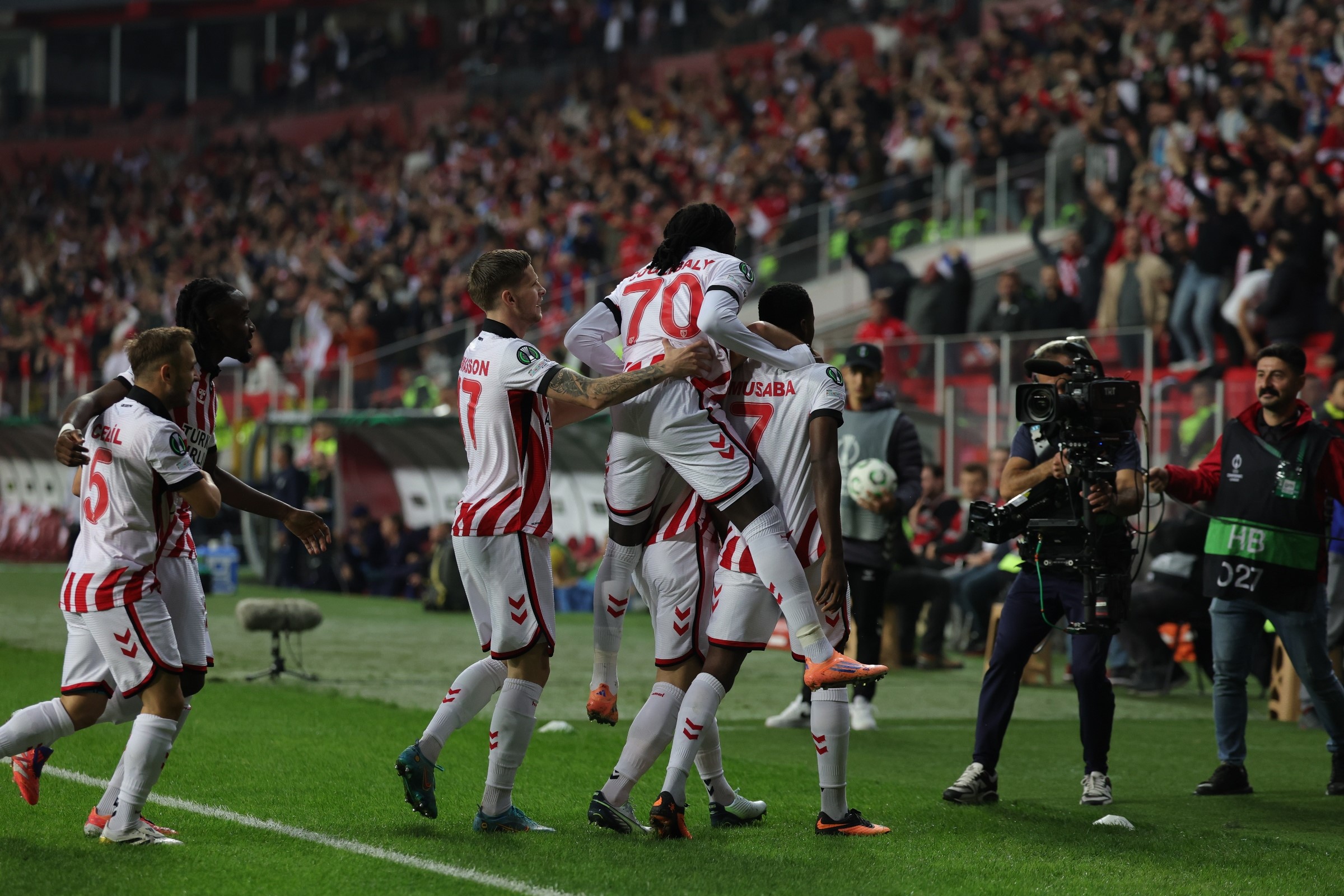 Samsunspor, Dinamo Kiev'i 3 golle devirdi