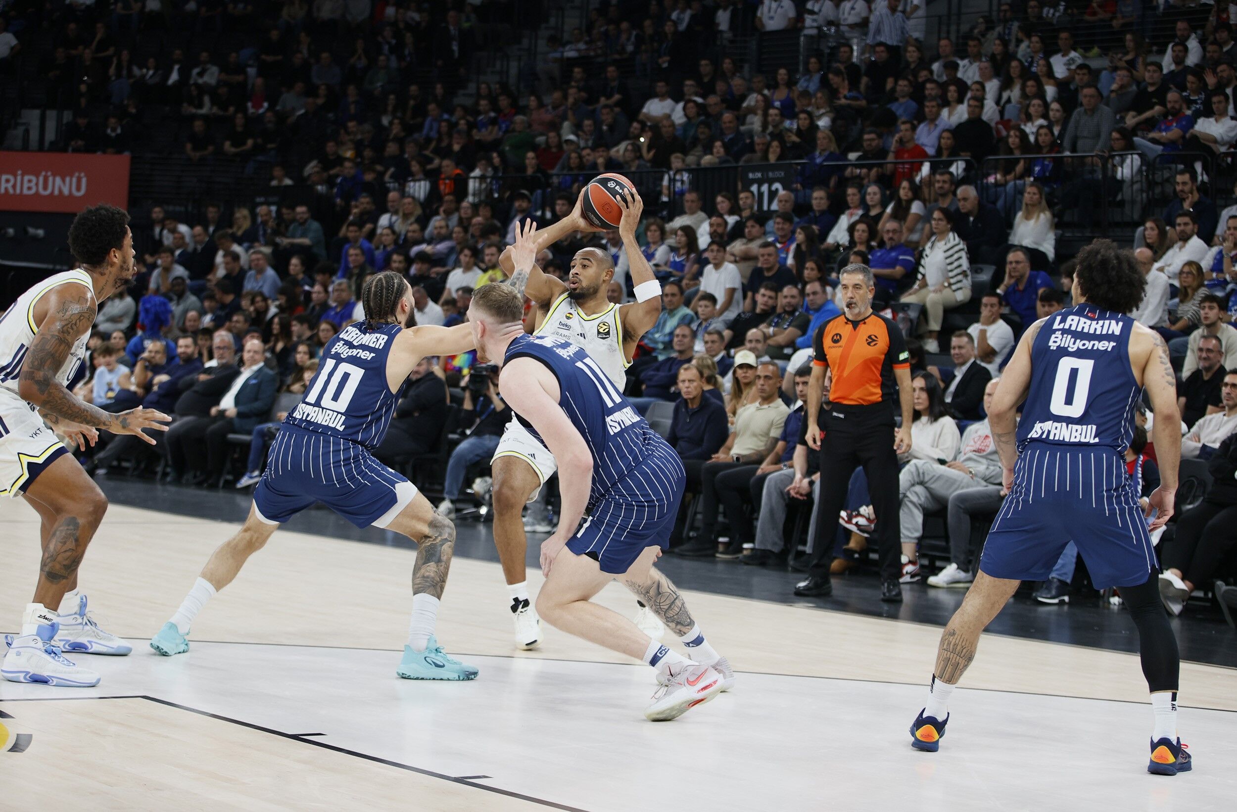 Fenerbahçe Beko, Anadolu Efes’i deplasmanda mağlup etti
