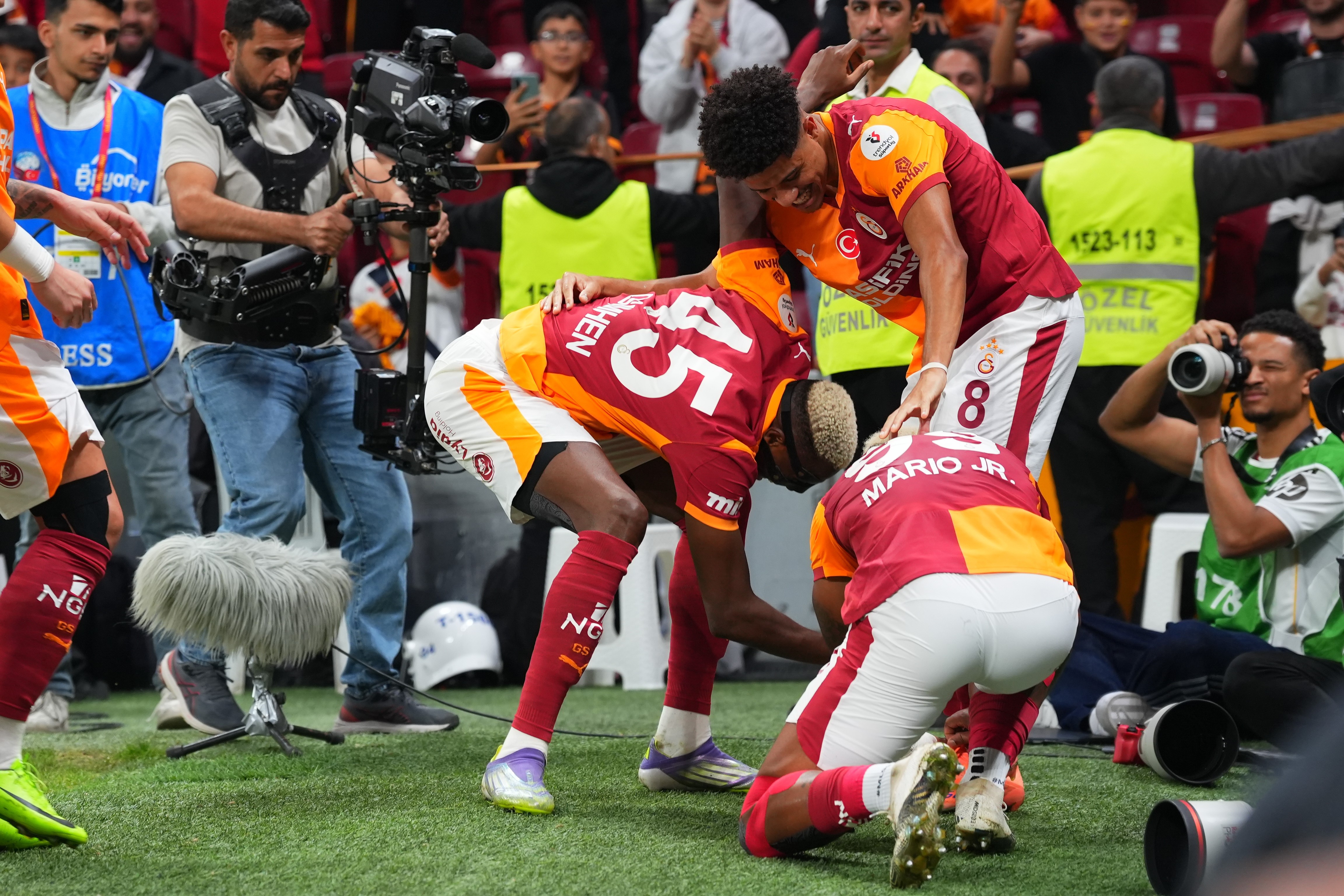Galatasaray yıldızlarıyla kazandı