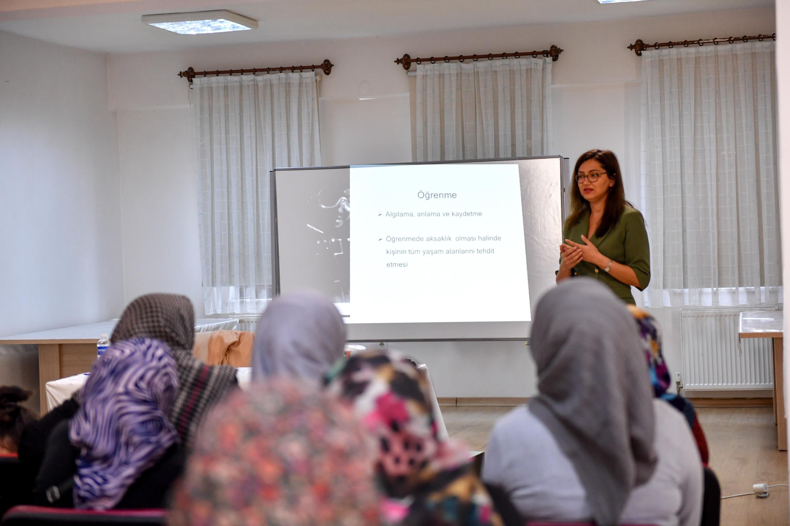 Altindağli Kadinlar Di̇sleksi̇ Hakkinda Bi̇li̇nçlendi̇ (4)